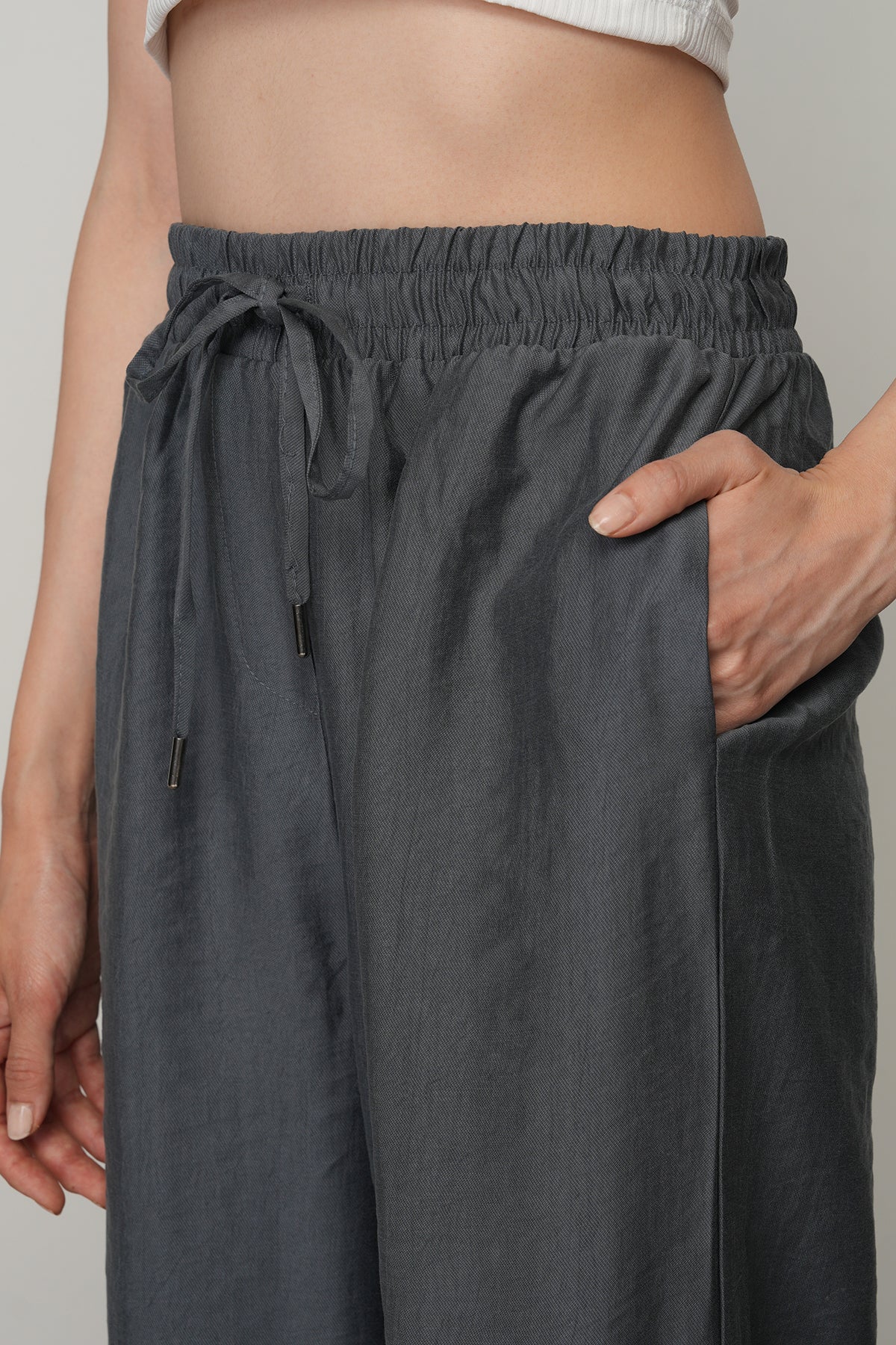 Beli lastikli düz renk bol paça kadın pantolon – tesettür ve günlük giyim uyumlu