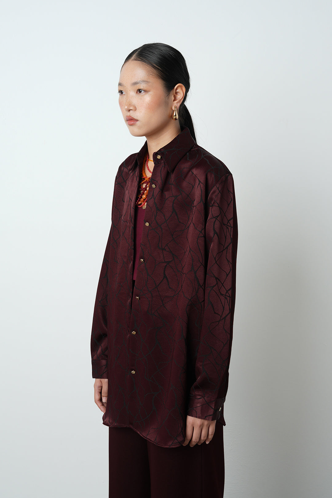 Bordo desenli parlak kumaş oversize kadın gömlek, tesettüre uygun, günlük ve şık kullanım için ideal, toptan satış ürünü