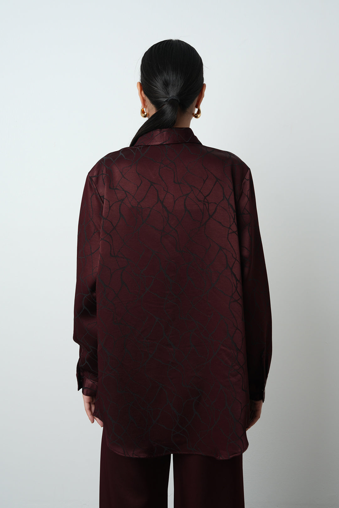 Bordo desenli parlak kumaş oversize kadın gömlek, tesettüre uygun, günlük ve şık kullanım için ideal, toptan satış ürünü