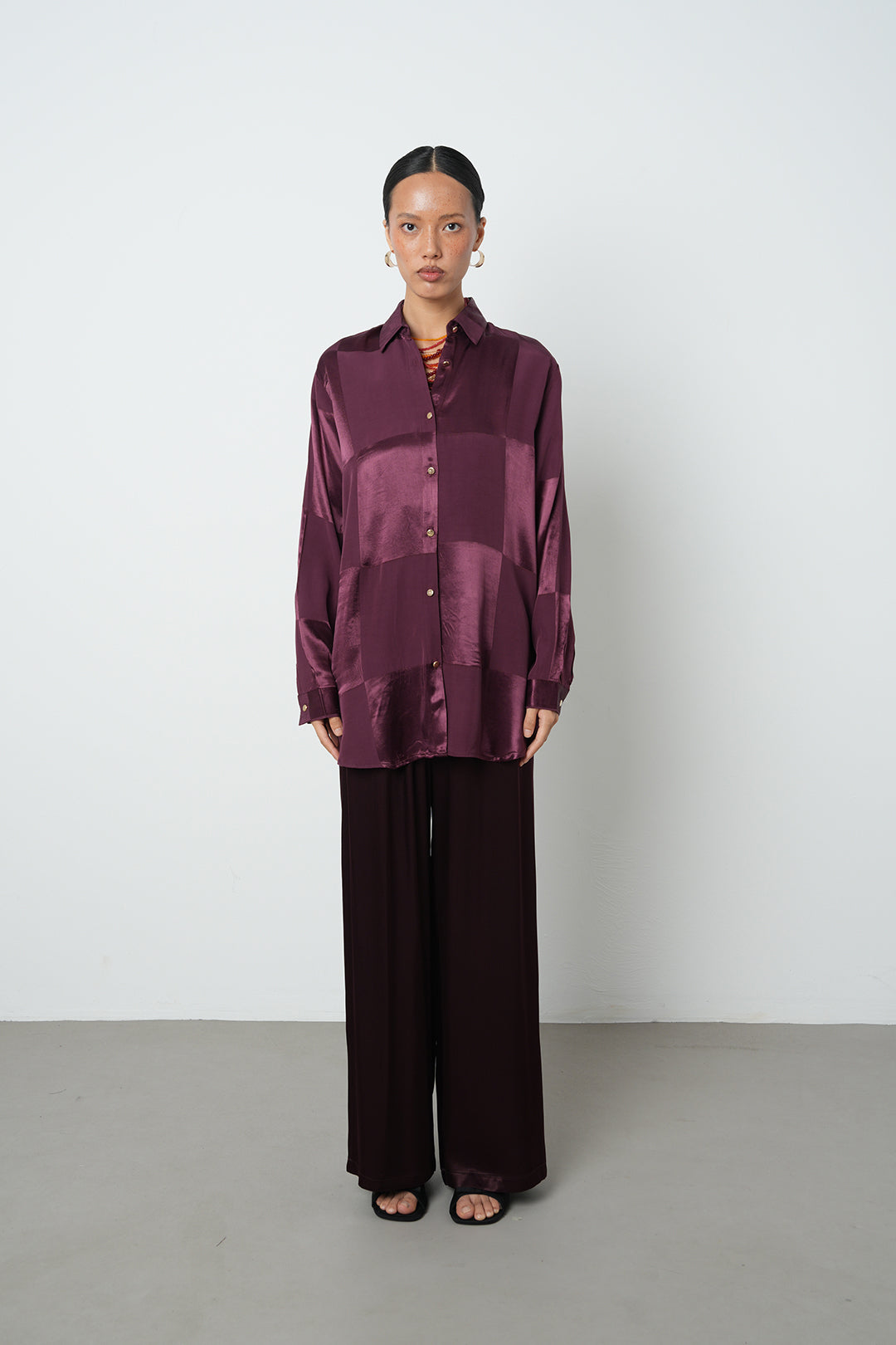 Bordo renk kare desenli oversize kadın gömlek ön görünüm