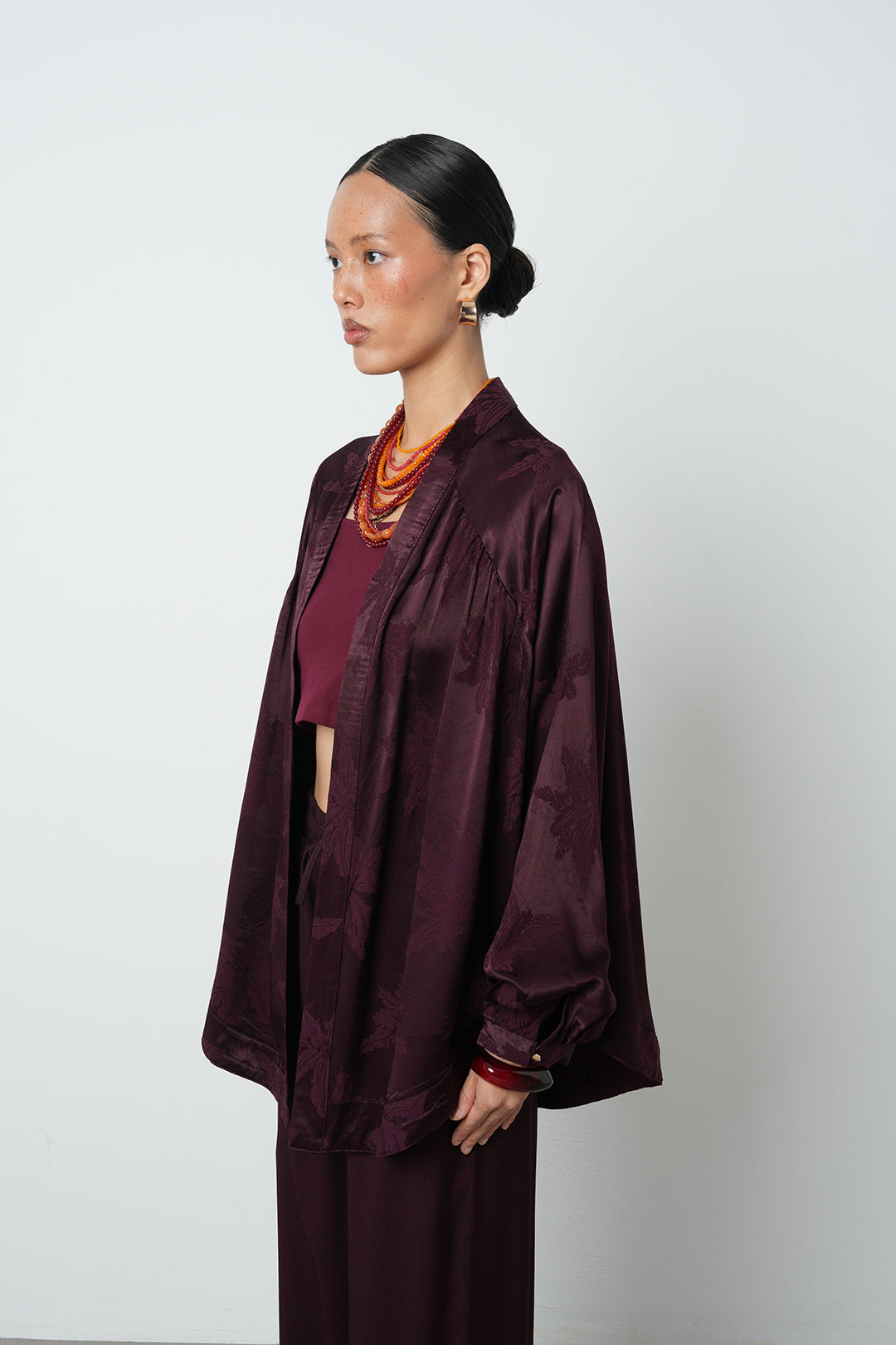 Bordo yaprak desenli oversize kadın kimono, 77 cm uzunlukta şık ve rahat tasarım