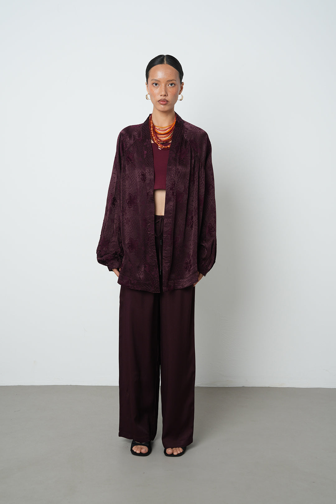 Çiçek desenli jakarlı oversize kadın kimono - dökümlü tesettür uyumlu dış giyim