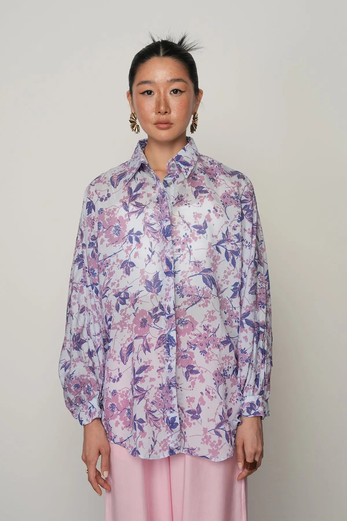 Oversize kesim, koldan bağlamalı, çiçek desenli, ince viskon kumaş gömlek. Toptan satışa uygun kadın gömlek modeli.