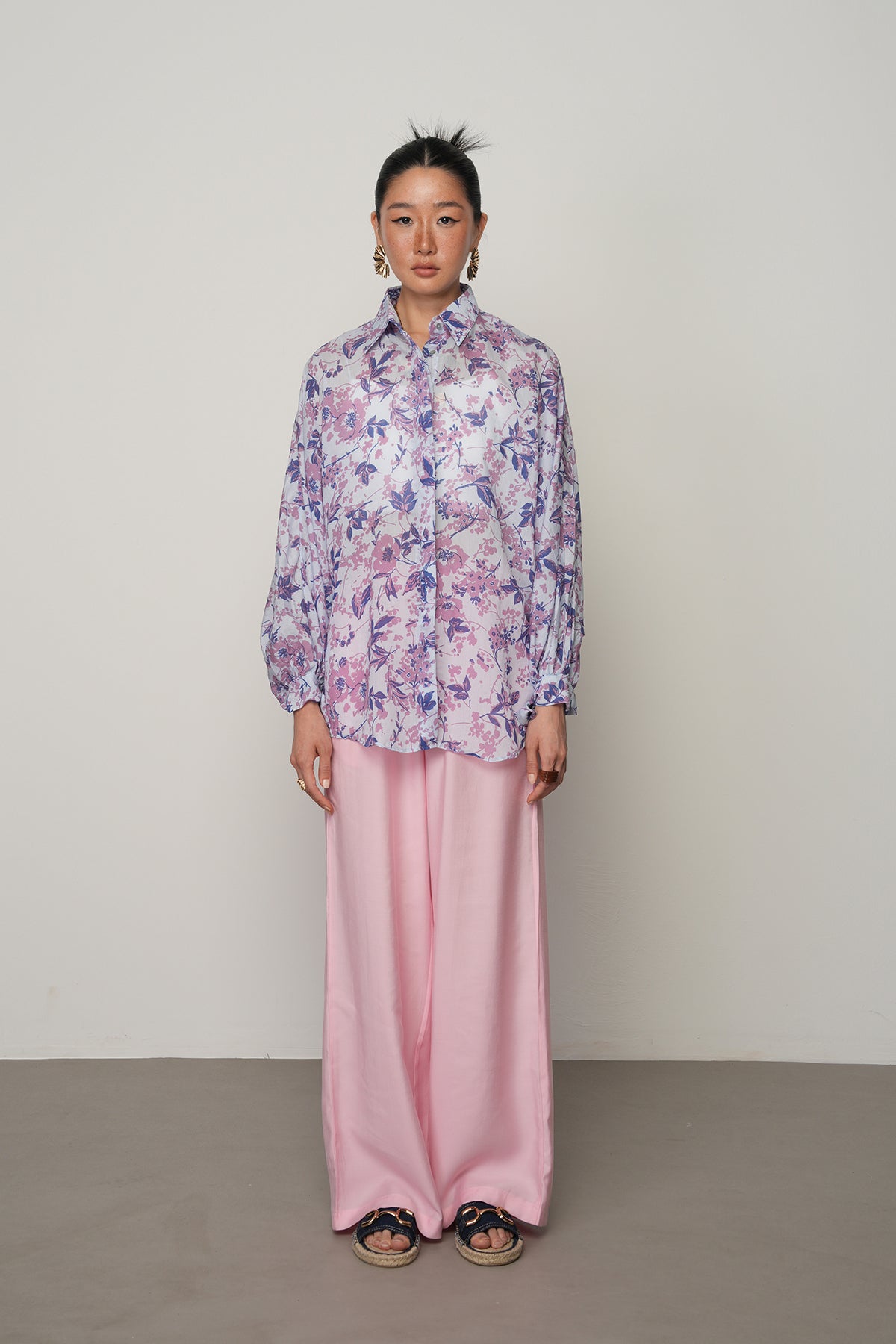 Oversize kesim, koldan bağlamalı, çiçek desenli, ince viskon kumaş gömlek. Toptan satışa uygun kadın gömlek modeli.