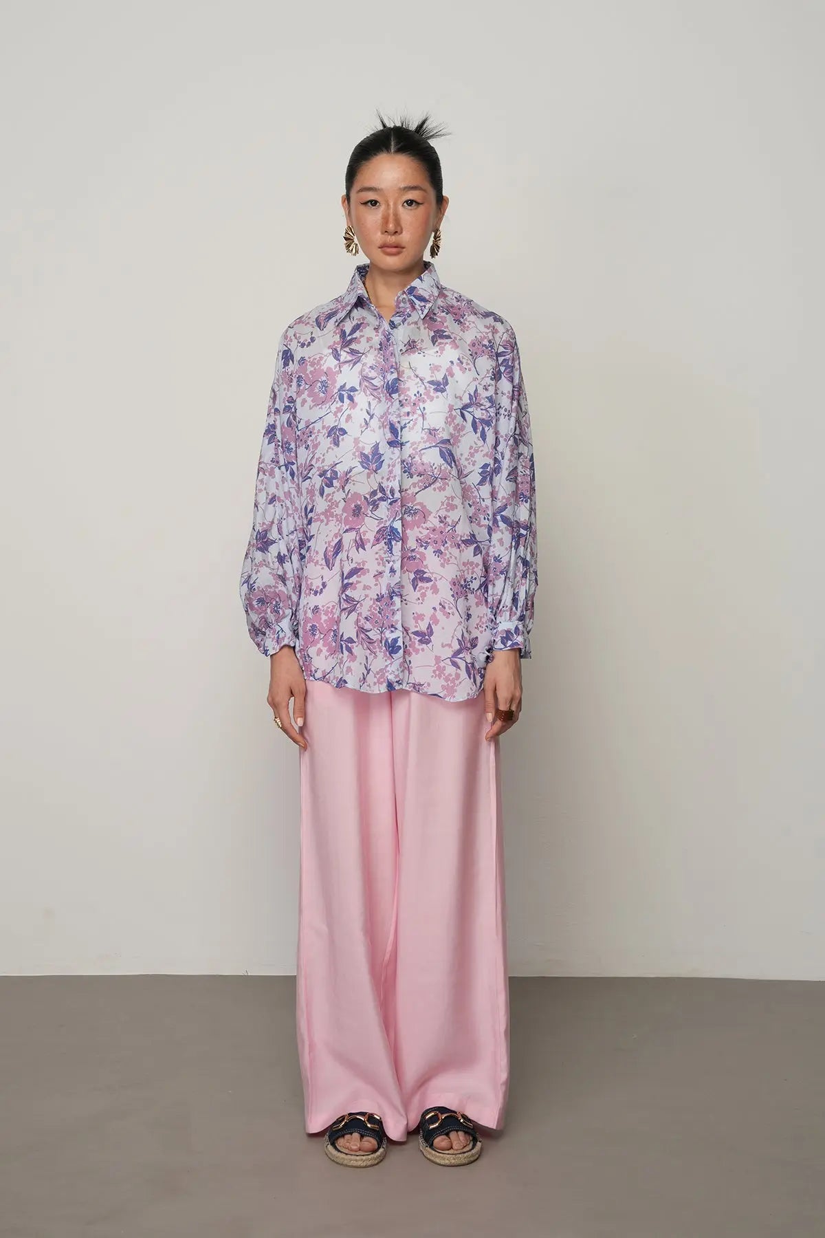Oversize kesim, koldan bağlamalı, çiçek desenli, ince viskon kumaş gömlek. Toptan satışa uygun kadın gömlek modeli.