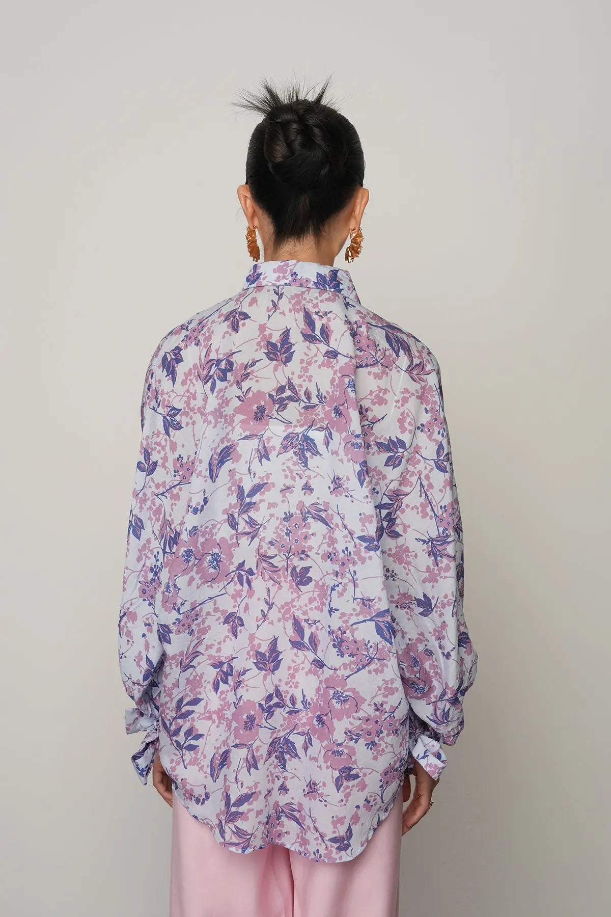 Oversize kesim, koldan bağlamalı, çiçek desenli, ince viskon kumaş gömlek. Toptan satışa uygun kadın gömlek modeli.