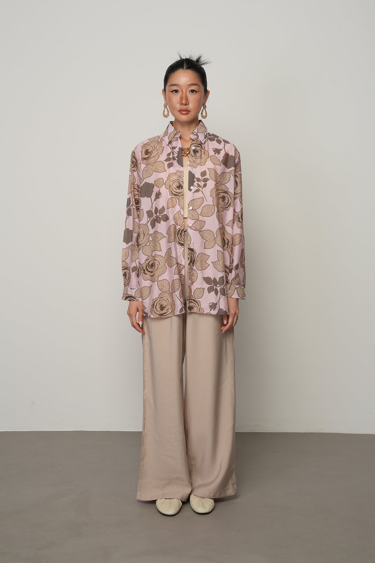 Oversize kesim, çiçek desenli, ince viskon kumaş gömlek. Toptan satışa uygun kadın gömlek modeli.
