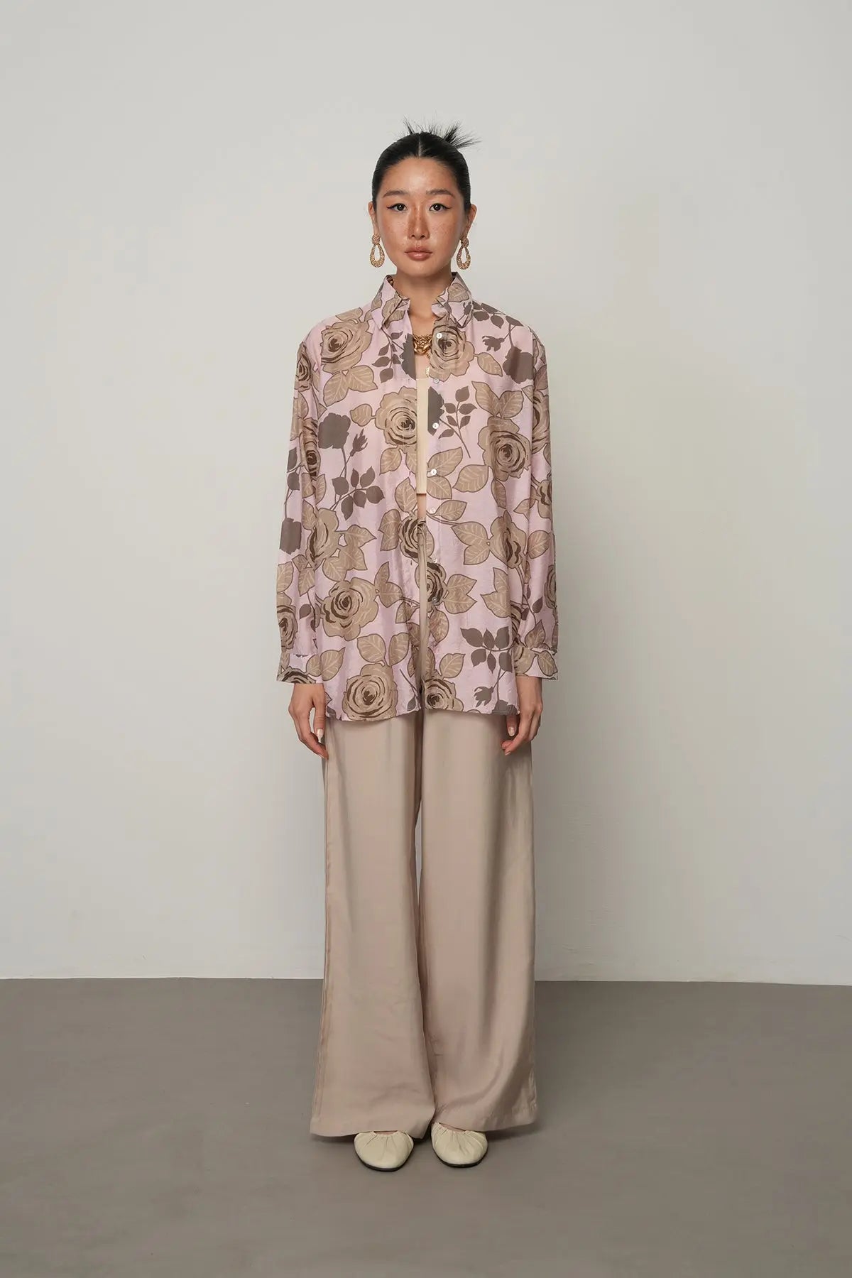 Oversize kesim, çiçek desenli, ince viskon kumaş gömlek. Toptan satışa uygun kadın gömlek modeli.