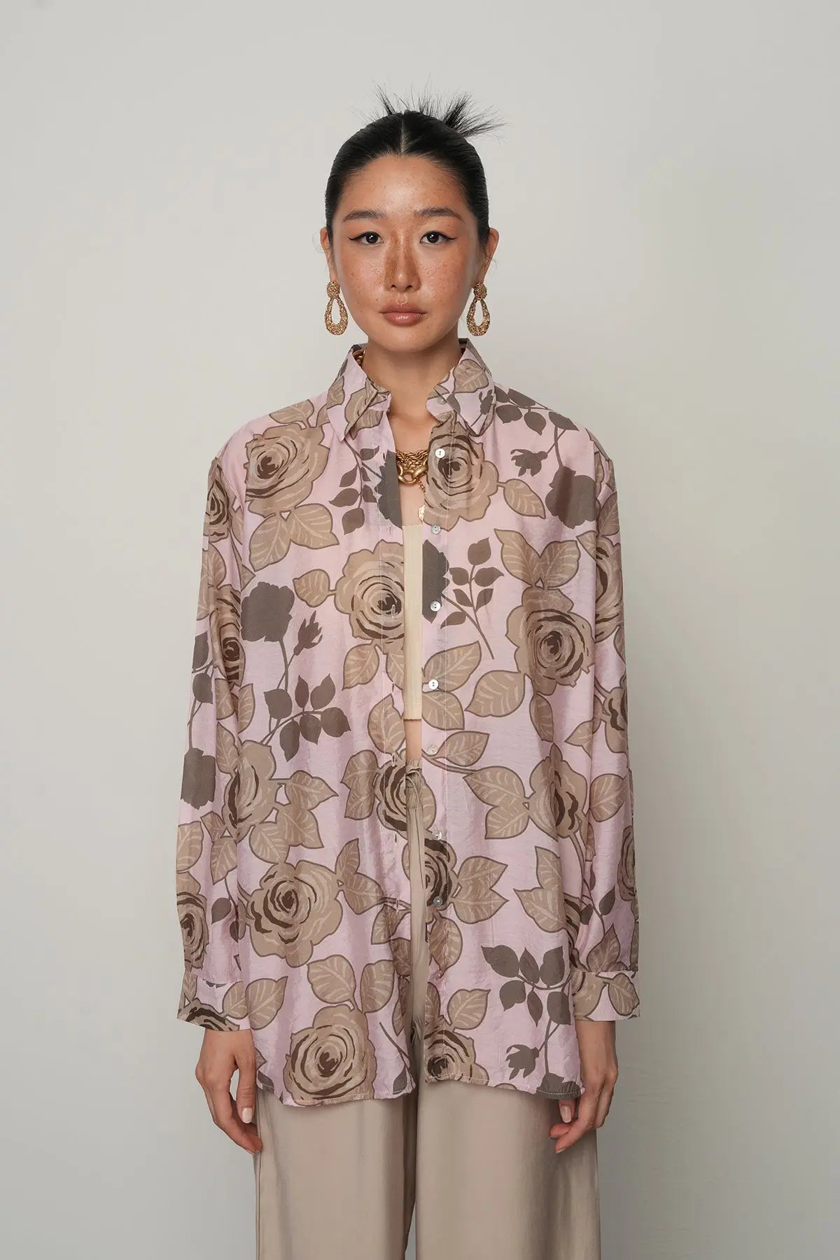 Oversize kesim, çiçek desenli, ince viskon kumaş gömlek. Toptan satışa uygun kadın gömlek modeli.