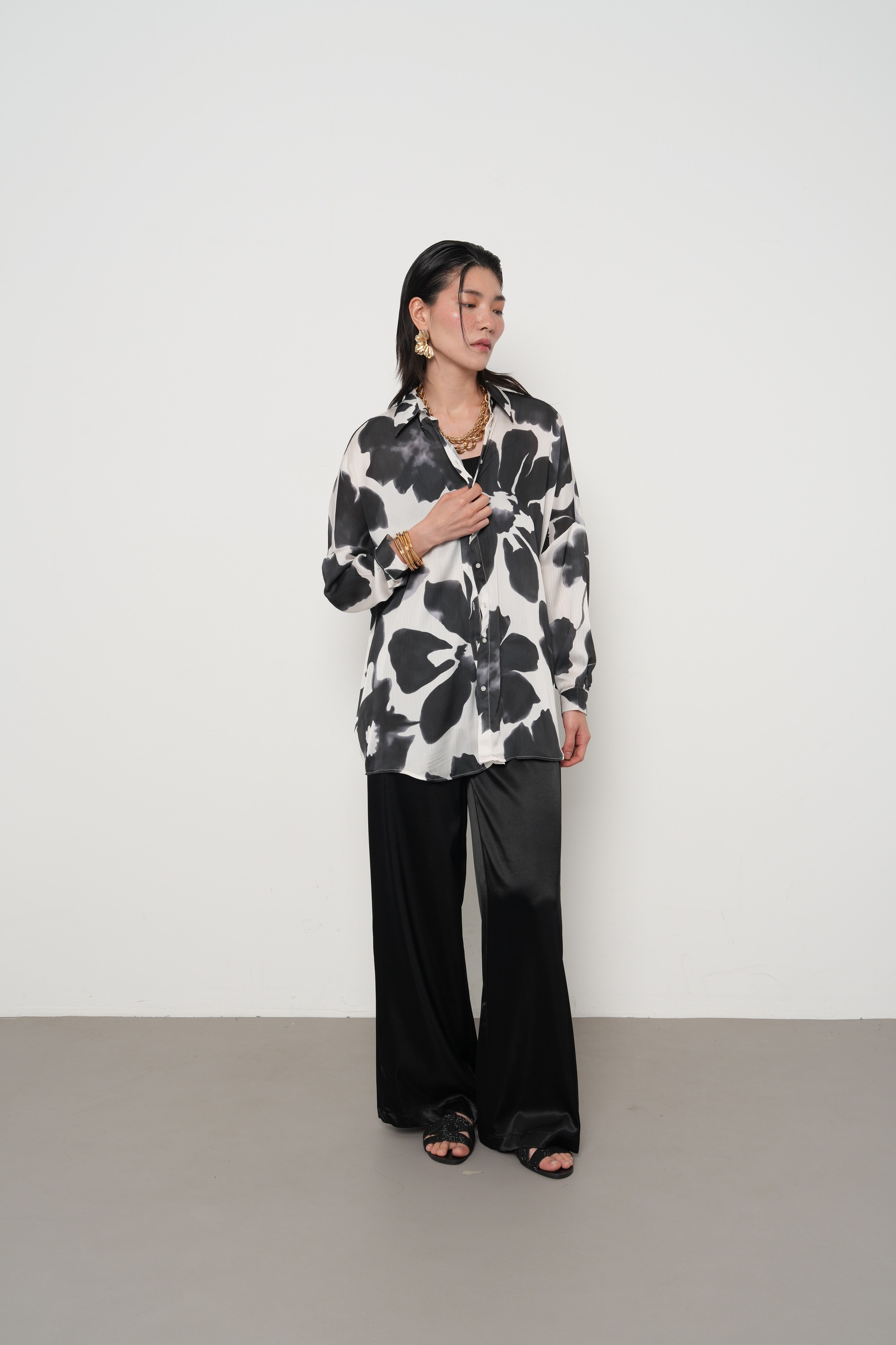 Çiçek desenli oversize kadın gömlek – %100 polyester kumaş, toptan satışa uygun, Türkiye üretimi