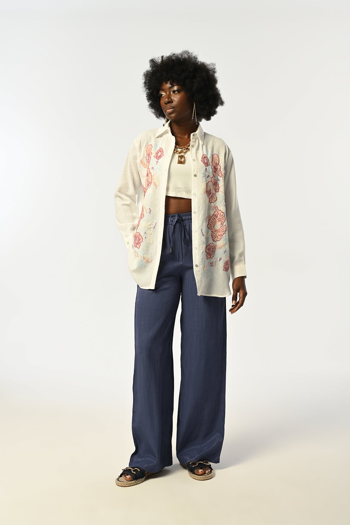 Modelin üzerinde çiçek nakışlı, polyester kumaşlı oversize gömlek, Türkiye üretimi, bahar ve yaz sezonu için toptan satışa uygun.