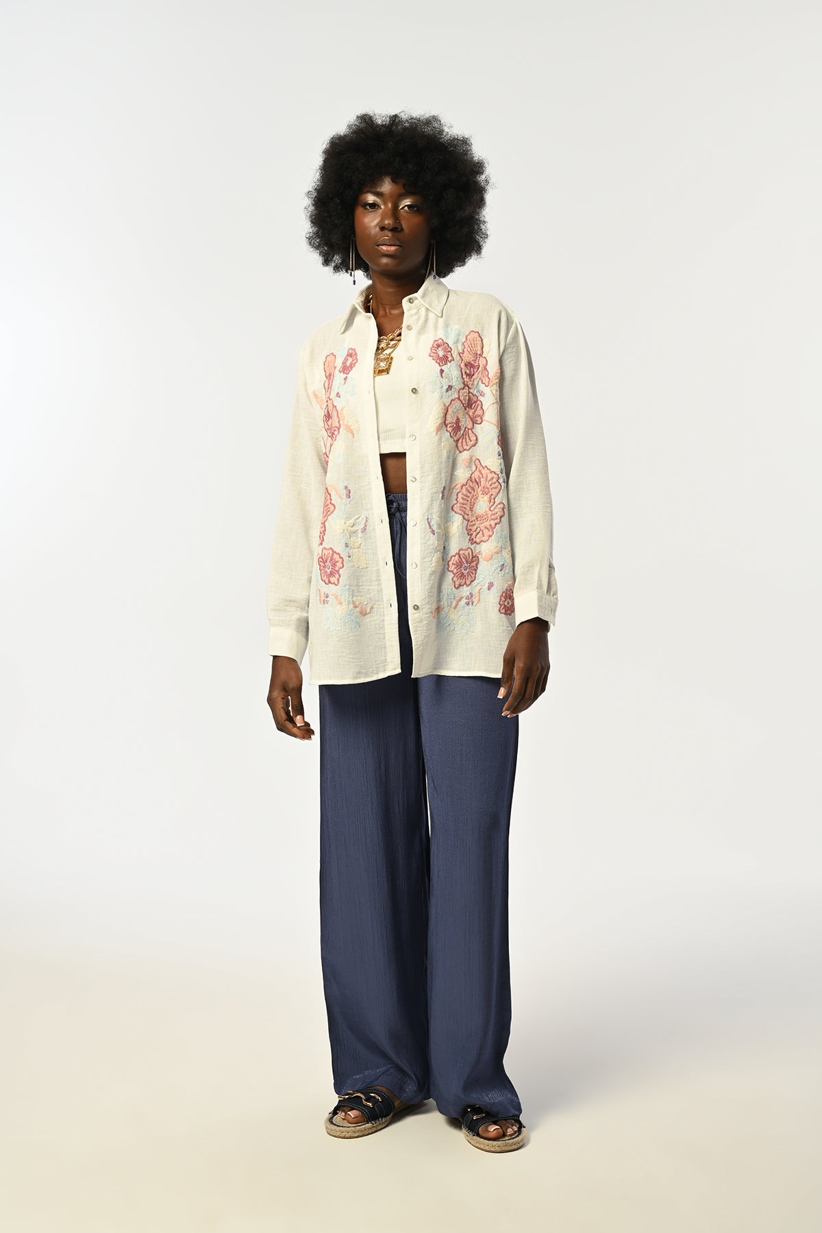 Modelin üzerinde çiçek nakışlı, polyester kumaşlı oversize gömlek, Türkiye üretimi, bahar ve yaz sezonu için toptan satışa uygun.