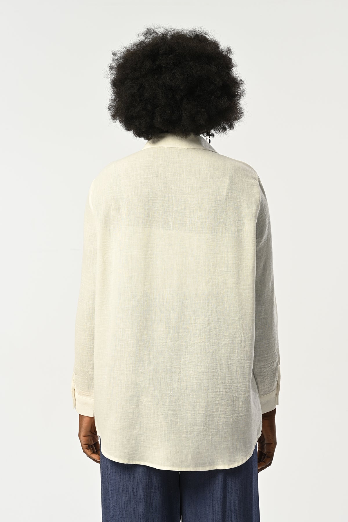Modelin üzerinde çiçek nakışlı, polyester kumaşlı oversize gömlek, Türkiye üretimi, bahar ve yaz sezonu için toptan satışa uygun.