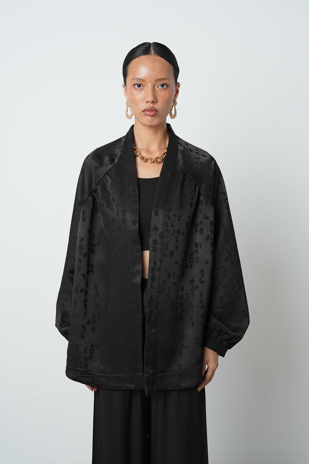 Desenli jakarlı oversize kadın kimono, dökümlü kesim, 75 cm uzunluk