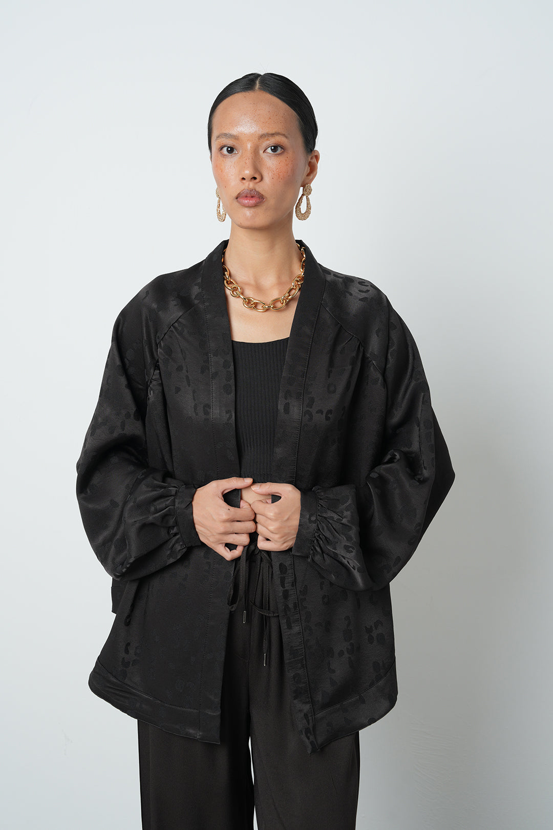 Desenli jakarlı oversize kadın kimono, dökümlü kesim, 75 cm uzunluk