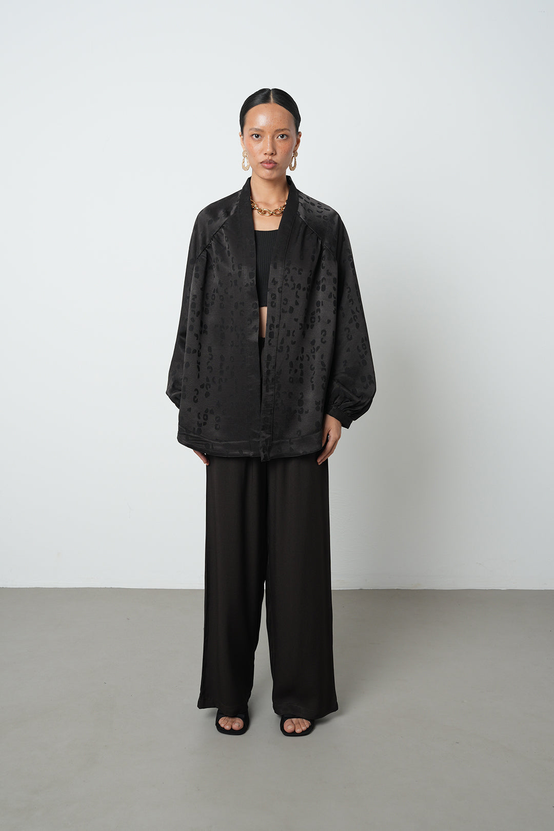Desenli jakarlı oversize kadın kimono, dökümlü kesim, 75 cm uzunluk