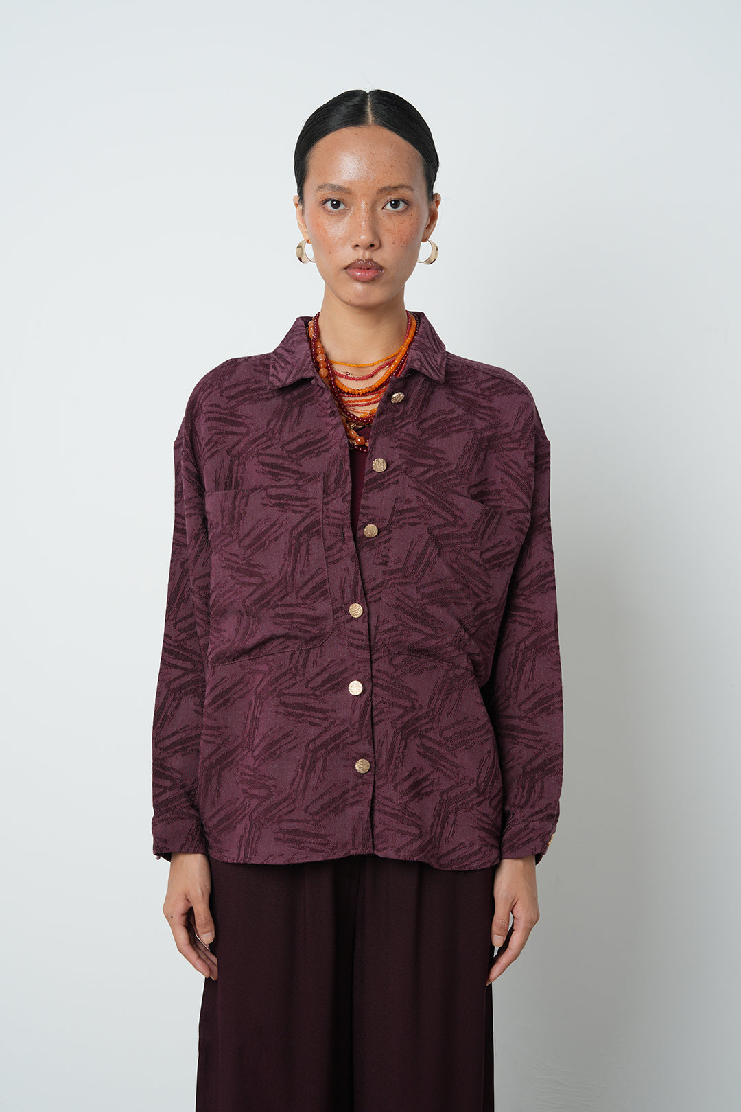 Etnik desenli, bedenli, çift cepli kadın gömlek – oversize kesim
