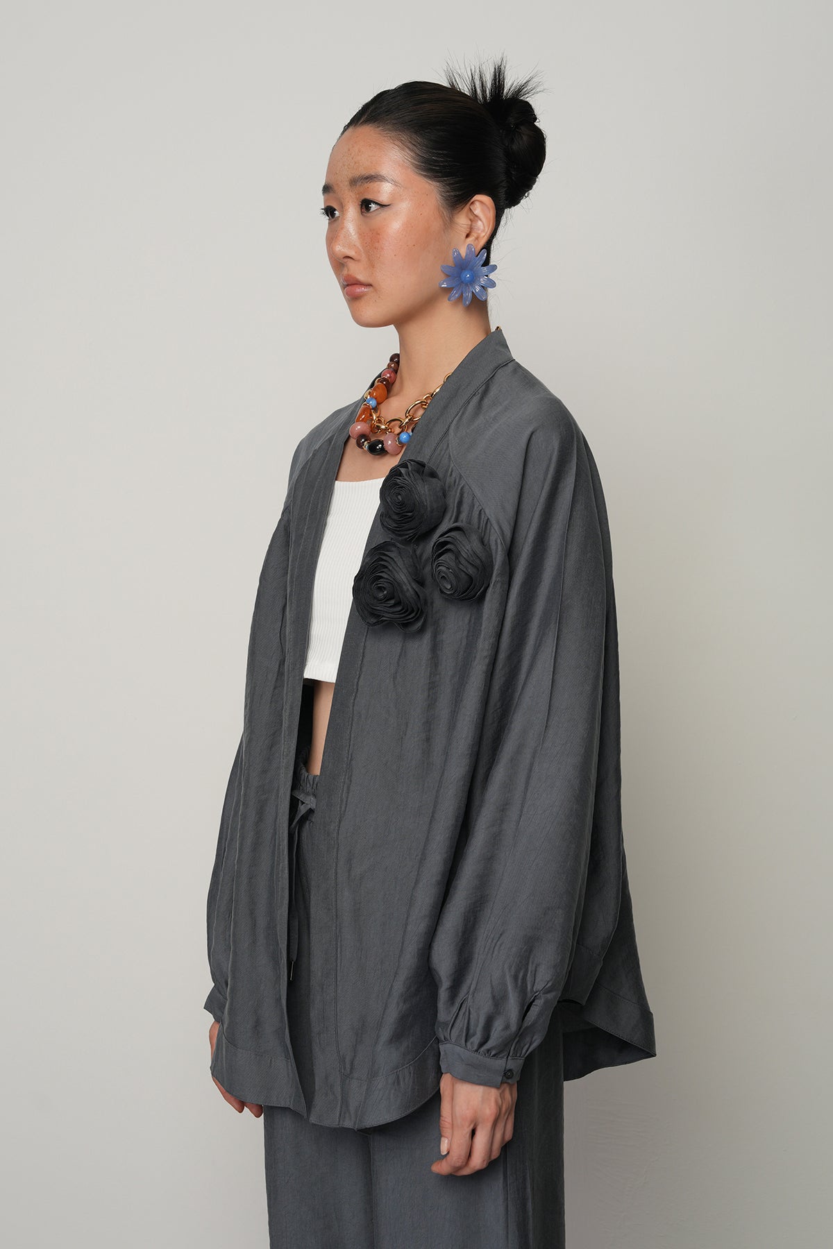 Gül detaylı düz renk oversize kadın kimono – toptan kadın giyim, günlük ve tesettür uyumlu