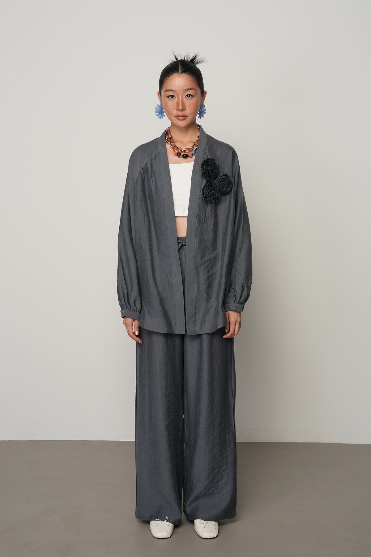 Gül detaylı düz renk oversize kadın kimono – toptan kadın giyim, günlük ve tesettür uyumlu