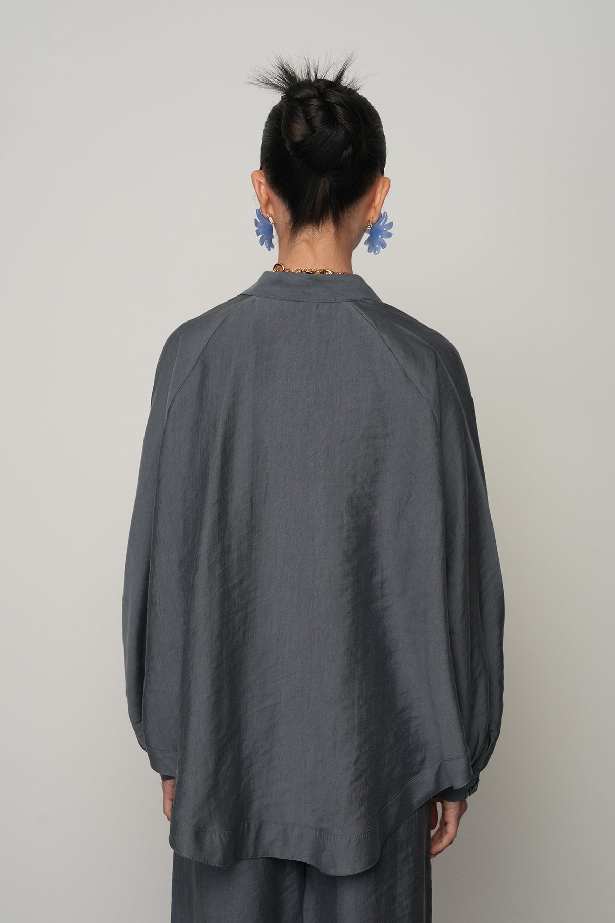 Gül detaylı düz renk oversize kadın kimono – toptan kadın giyim, günlük ve tesettür uyumlu