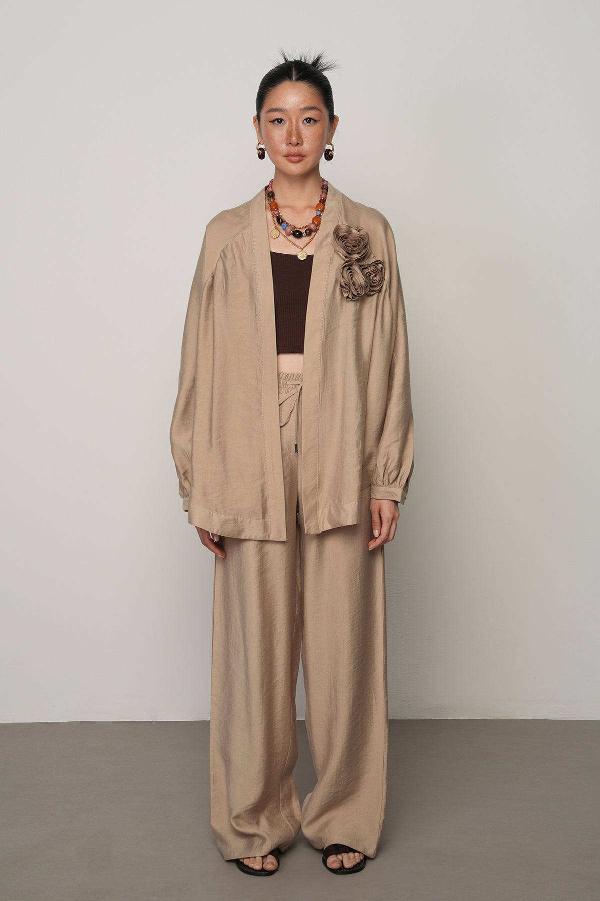 Gül detaylı düz renk oversize kadın kimono – toptan kadın giyim, günlük ve tesettür uyumlu