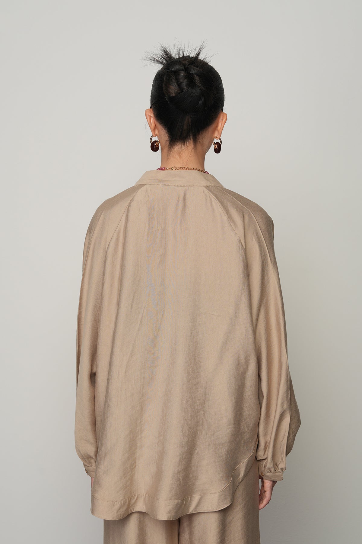 Gül detaylı düz renk oversize kadın kimono – toptan kadın giyim, günlük ve tesettür uyumlu