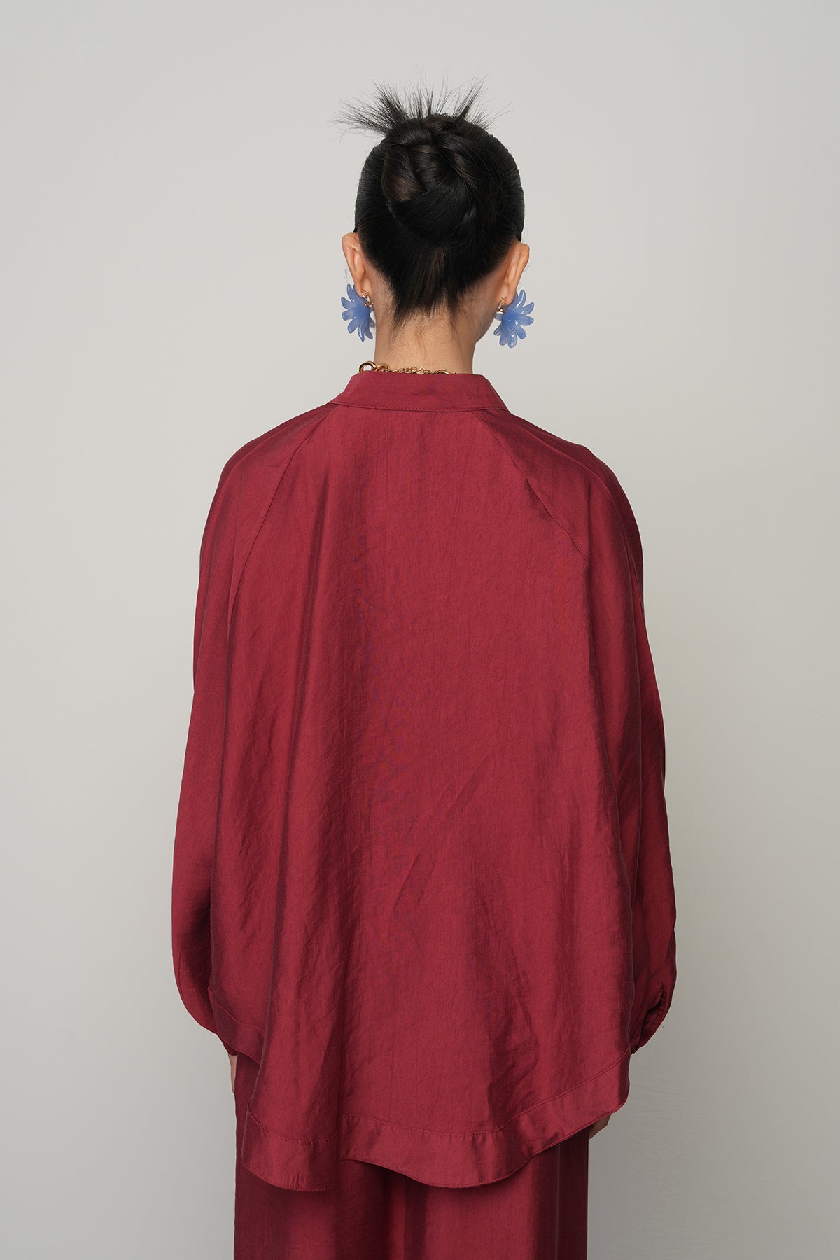 Gül detaylı düz renk oversize kadın kimono – toptan kadın giyim, günlük ve tesettür uyumlu
