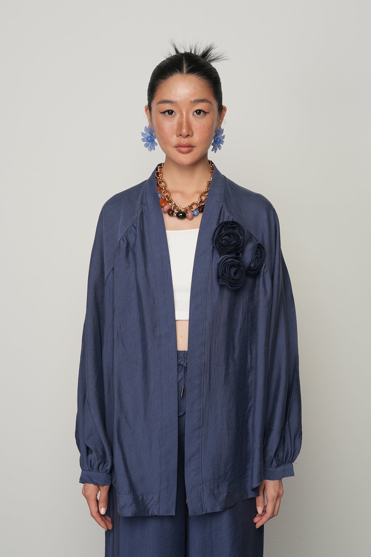 Gül detaylı düz renk oversize kadın kimono – toptan kadın giyim, günlük ve tesettür uyumlu