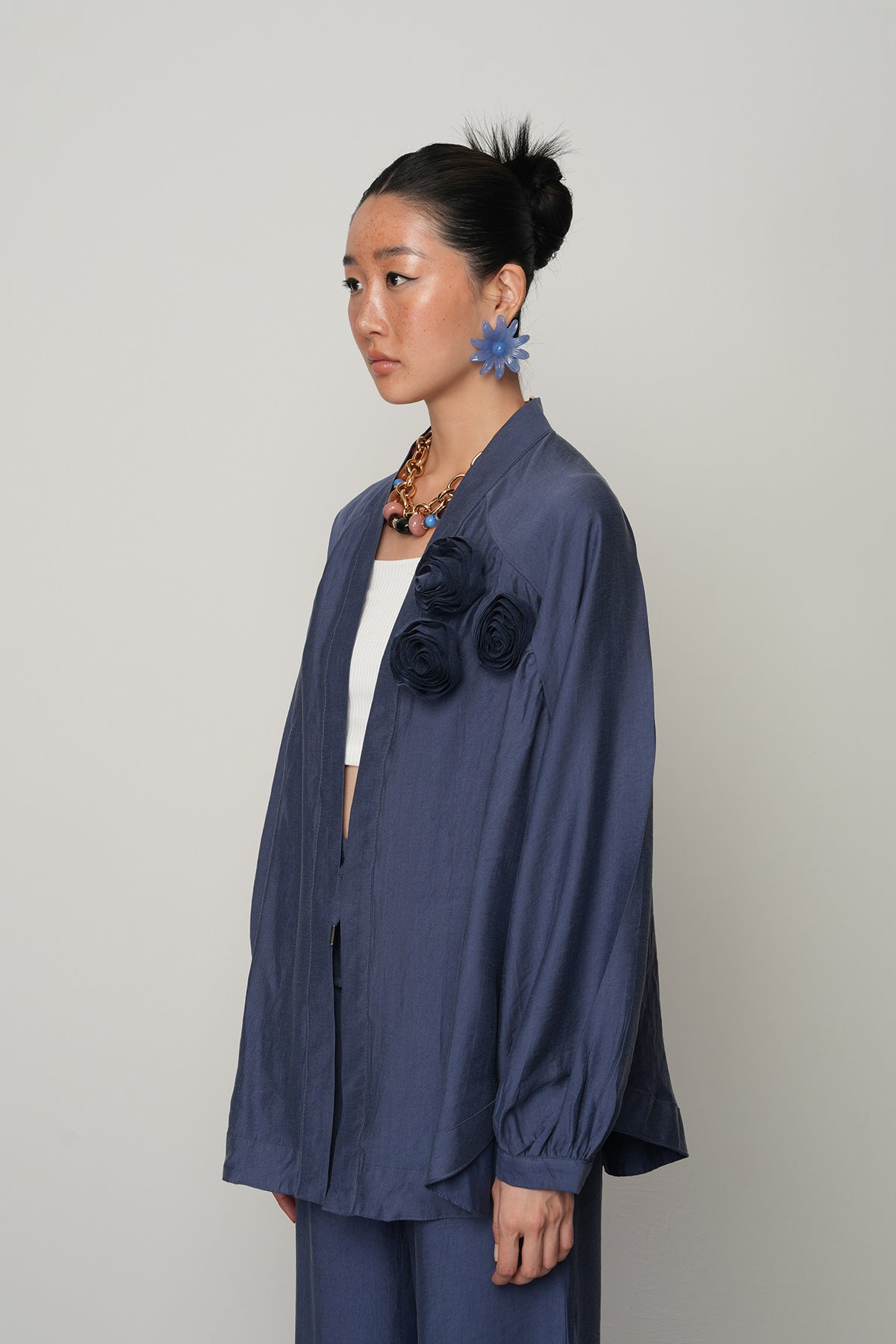 Gül detaylı düz renk oversize kadın kimono – toptan kadın giyim, günlük ve tesettür uyumlu