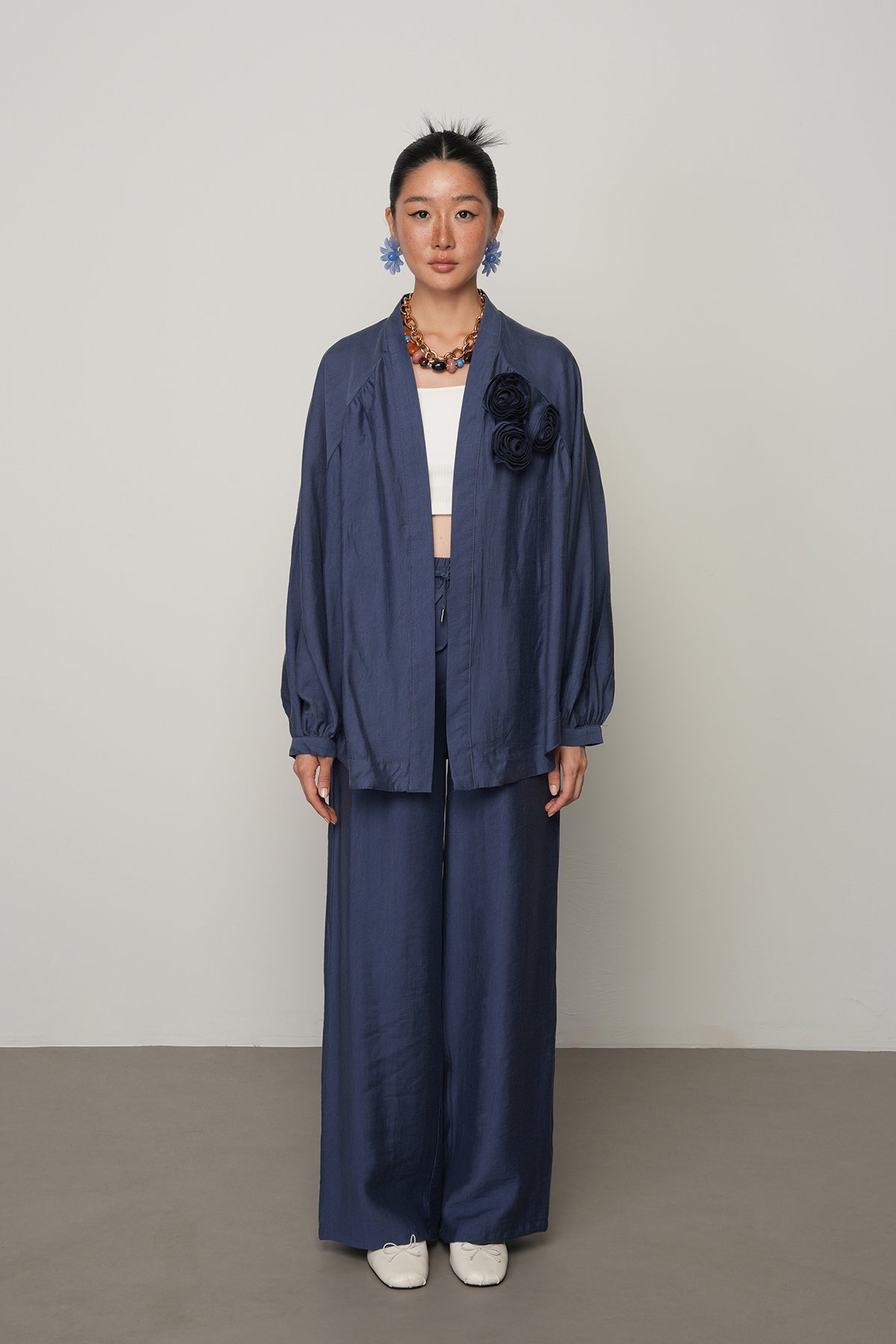 Gül detaylı düz renk oversize kadın kimono – toptan kadın giyim, günlük ve tesettür uyumlu