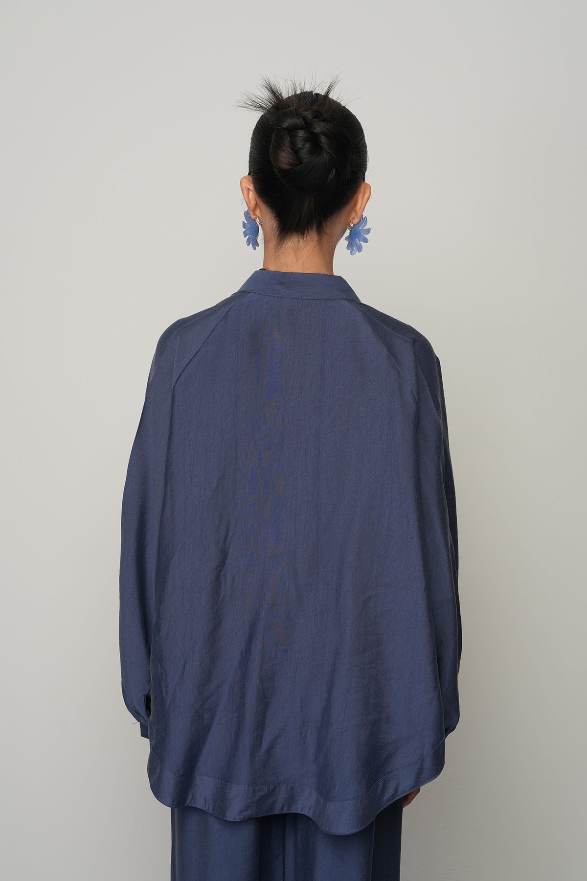 Gül detaylı düz renk oversize kadın kimono – toptan kadın giyim, günlük ve tesettür uyumlu