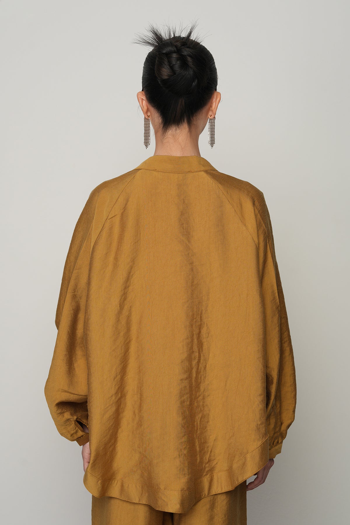 Gül detaylı düz renk oversize kadın kimono – toptan kadın giyim, günlük ve tesettür uyumlu