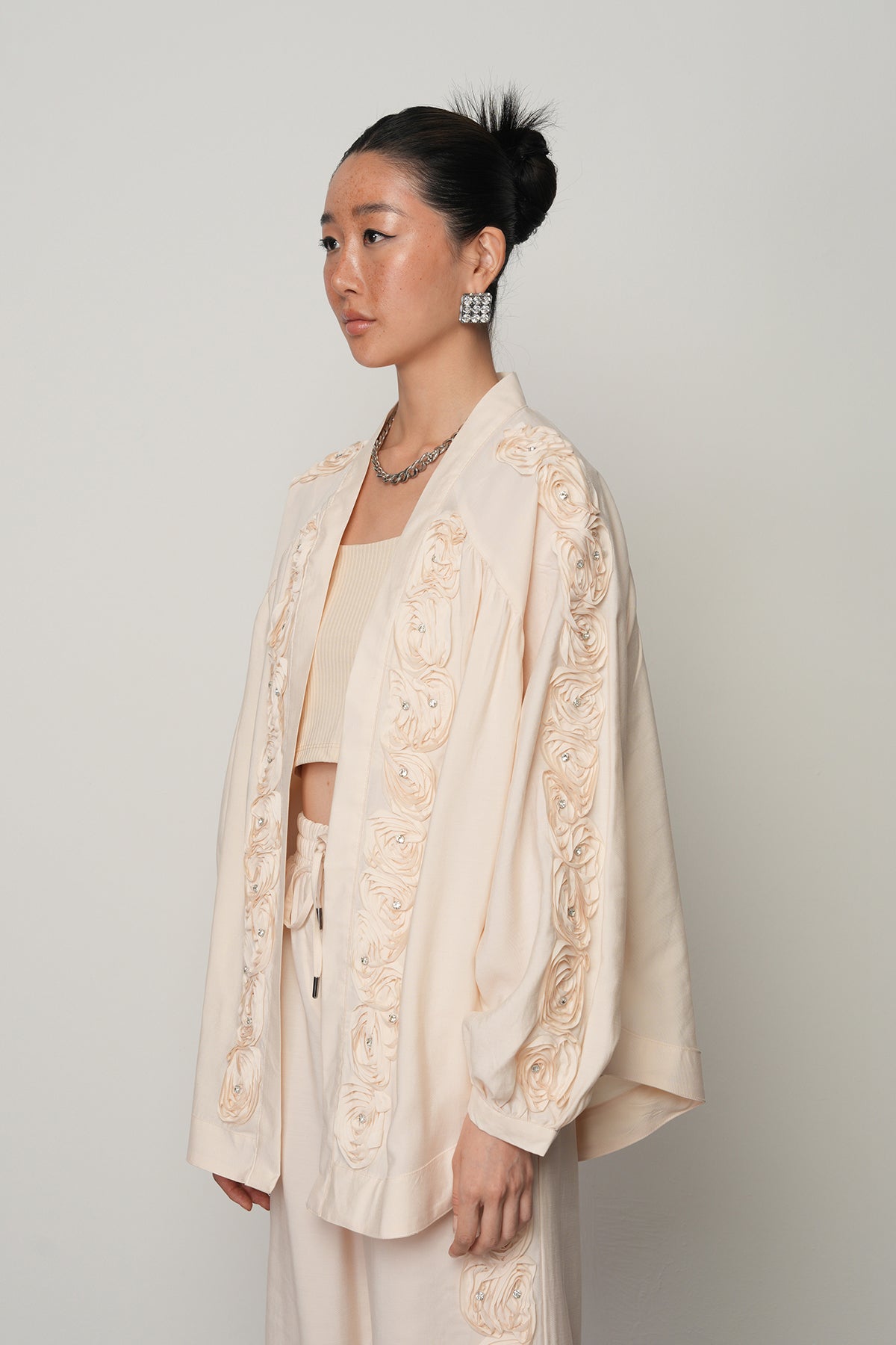 Toptan satışa uygun gül ve taş detaylı oversize kadın kimono, tesettür uyumlu şık dış giyim