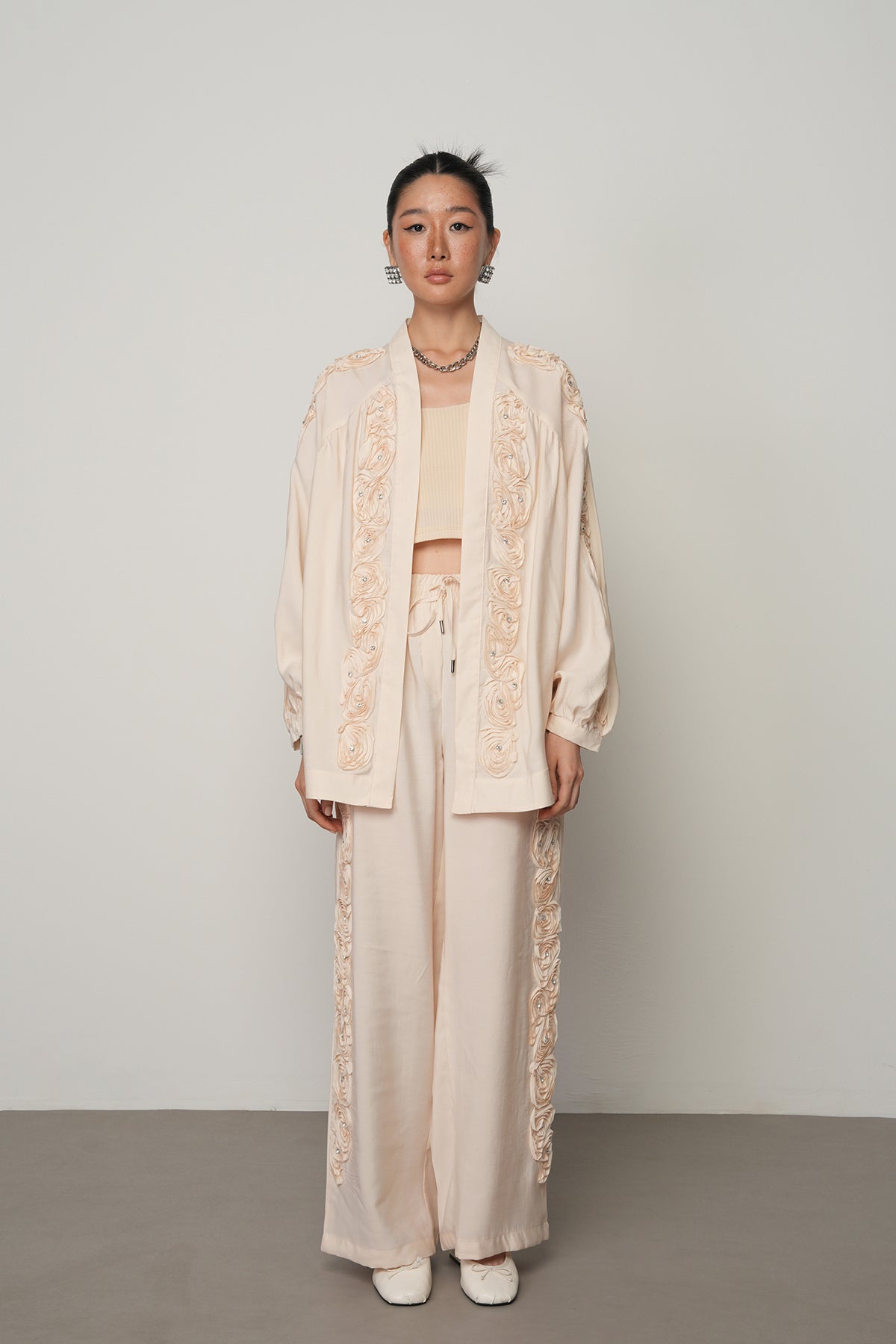 Toptan satışa uygun gül ve taş detaylı oversize kadın kimono, tesettür uyumlu şık dış giyim