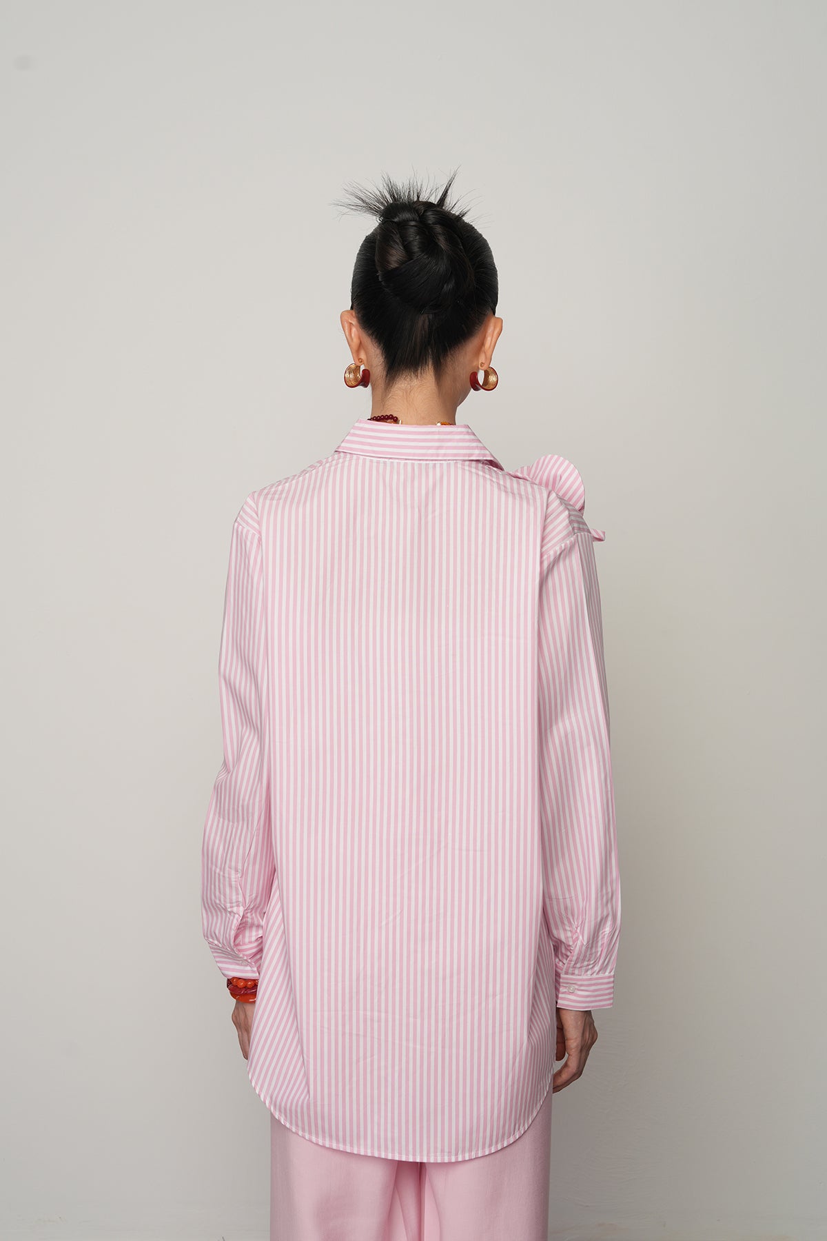 Kadın pembe renkte çizgili gömlek, omuzu gül ve taş detaylı, oversize kesim, %100 pamuk kumaş, 85 cm uzunluk, Türkiye üretimi