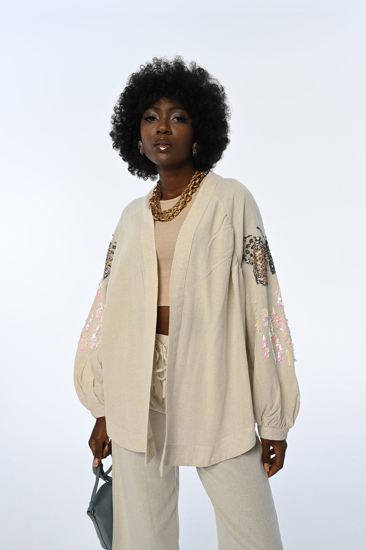 Kelebek nakış işlemeli, oversize kesim kimono. Viskon ve keten karışımı kumaştan üretilmiş, toptan satışa uygun kadın kimono modeli.