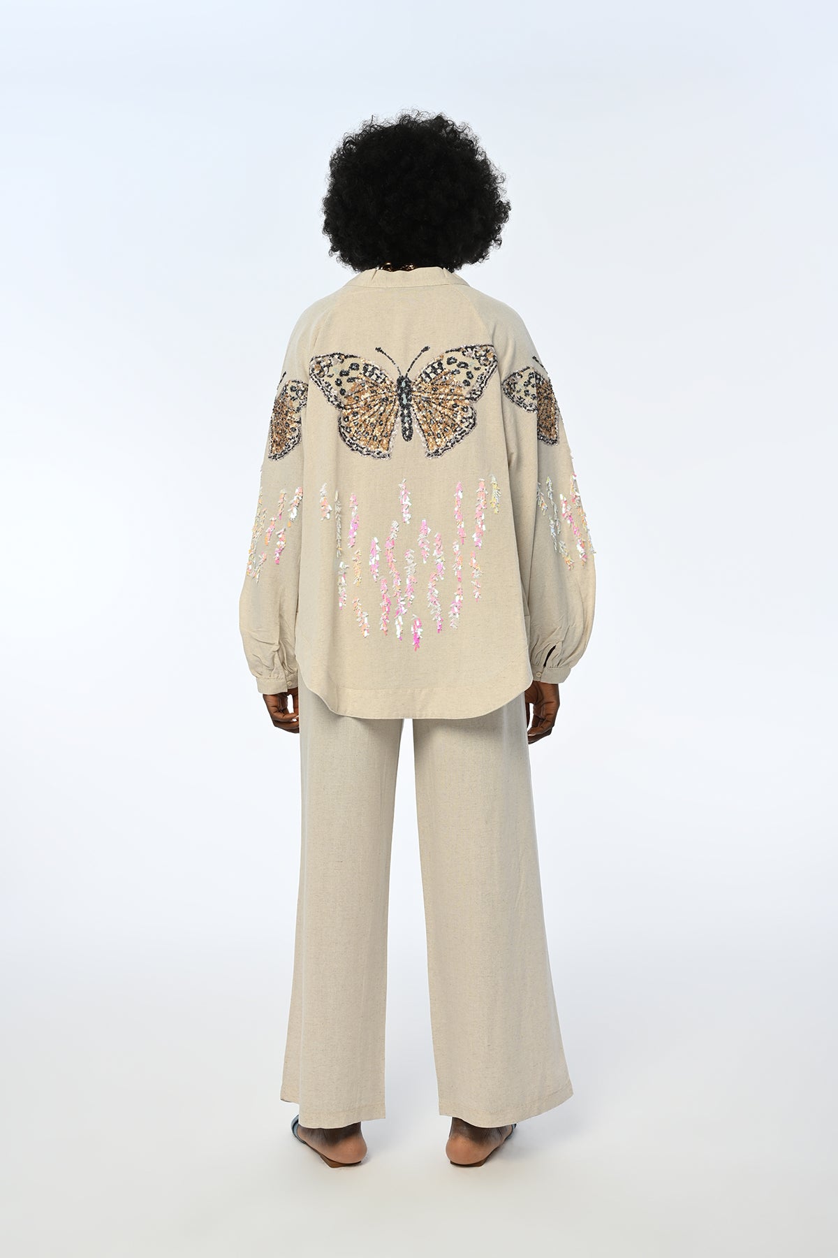 Kelebek nakış işlemeli, oversize kesim kimono. Viskon ve keten karışımı kumaştan üretilmiş, toptan satışa uygun kadın kimono modeli.