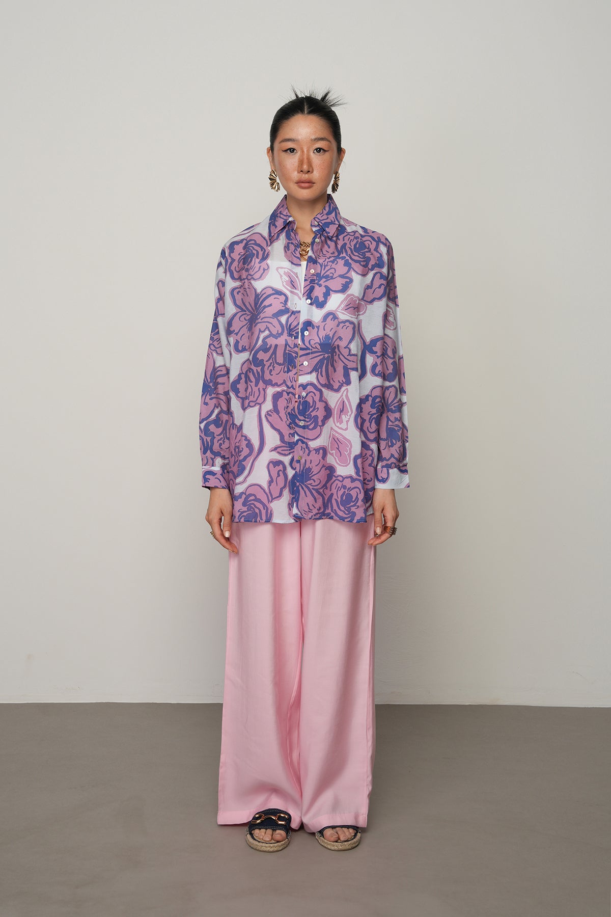 Mor ve lila karışımı çiçek desenli, ince viskon kumaş oversize gömlek. Toptan satışa uygun kadın gömlek modeli.