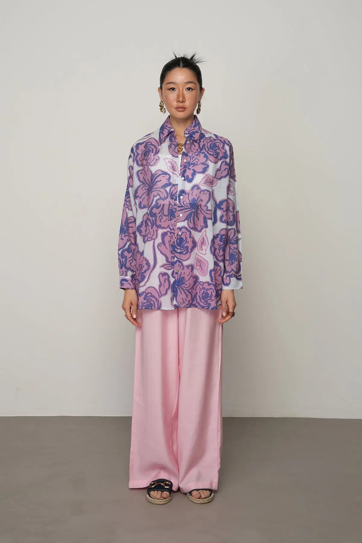 Mor ve lila karışımı çiçek desenli, ince viskon kumaş oversize gömlek. Toptan satışa uygun kadın gömlek modeli.