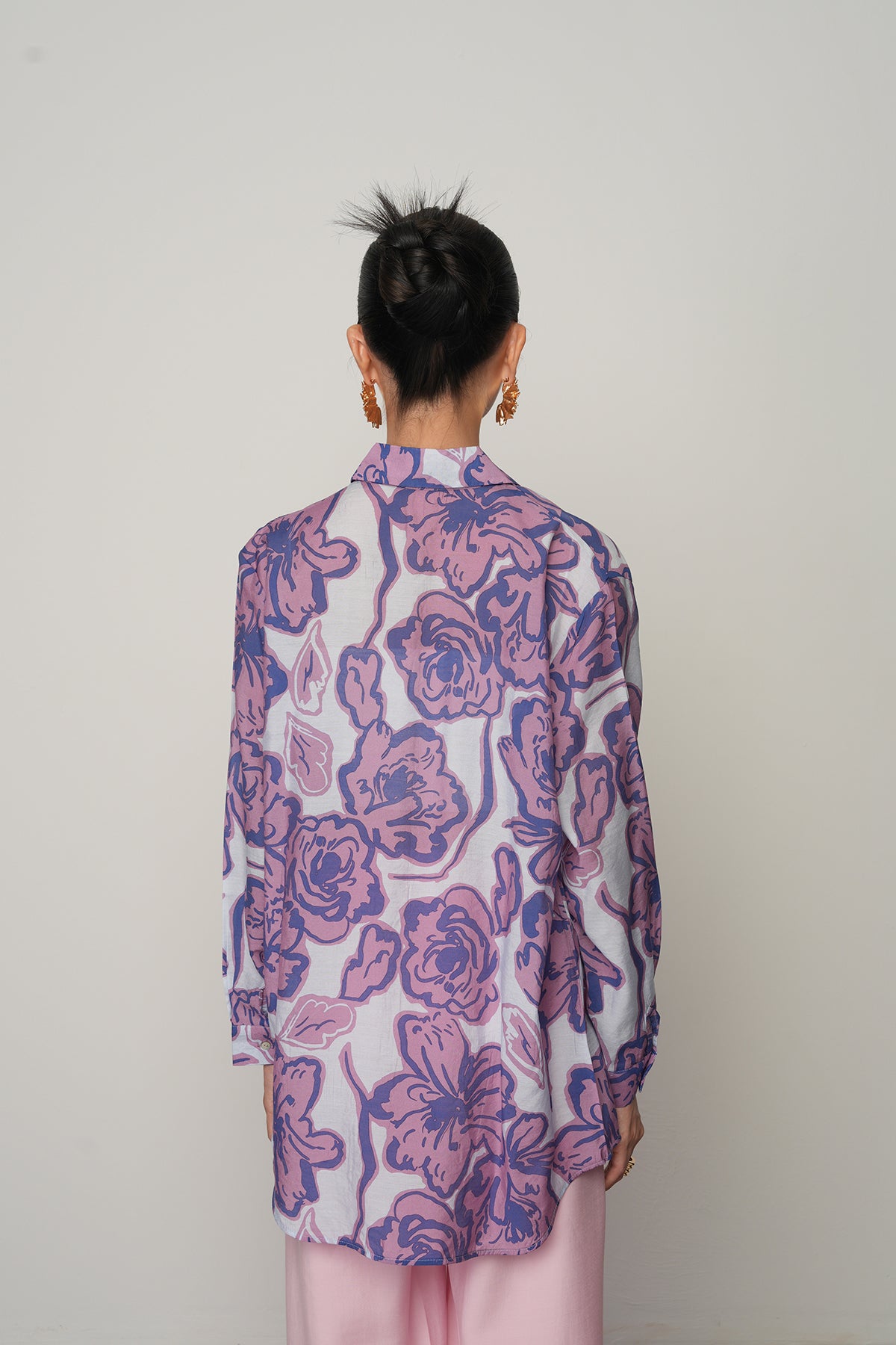 Mor ve lila karışımı çiçek desenli, ince viskon kumaş oversize gömlek. Toptan satışa uygun kadın gömlek modeli.