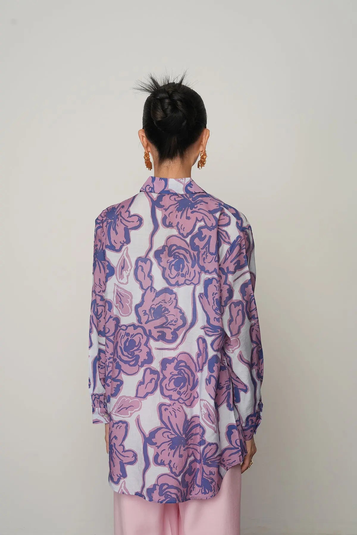 Mor ve lila karışımı çiçek desenli, ince viskon kumaş oversize gömlek. Toptan satışa uygun kadın gömlek modeli.