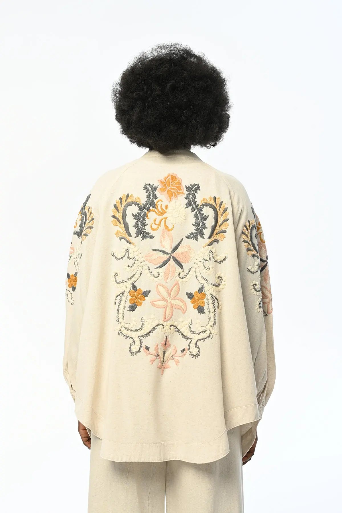 Nakış işlemeli, oversize kesim kimono. Viskon ve keten karışımı kumaştan üretilmiş, toptan satışa uygun kadın kimono modeli.