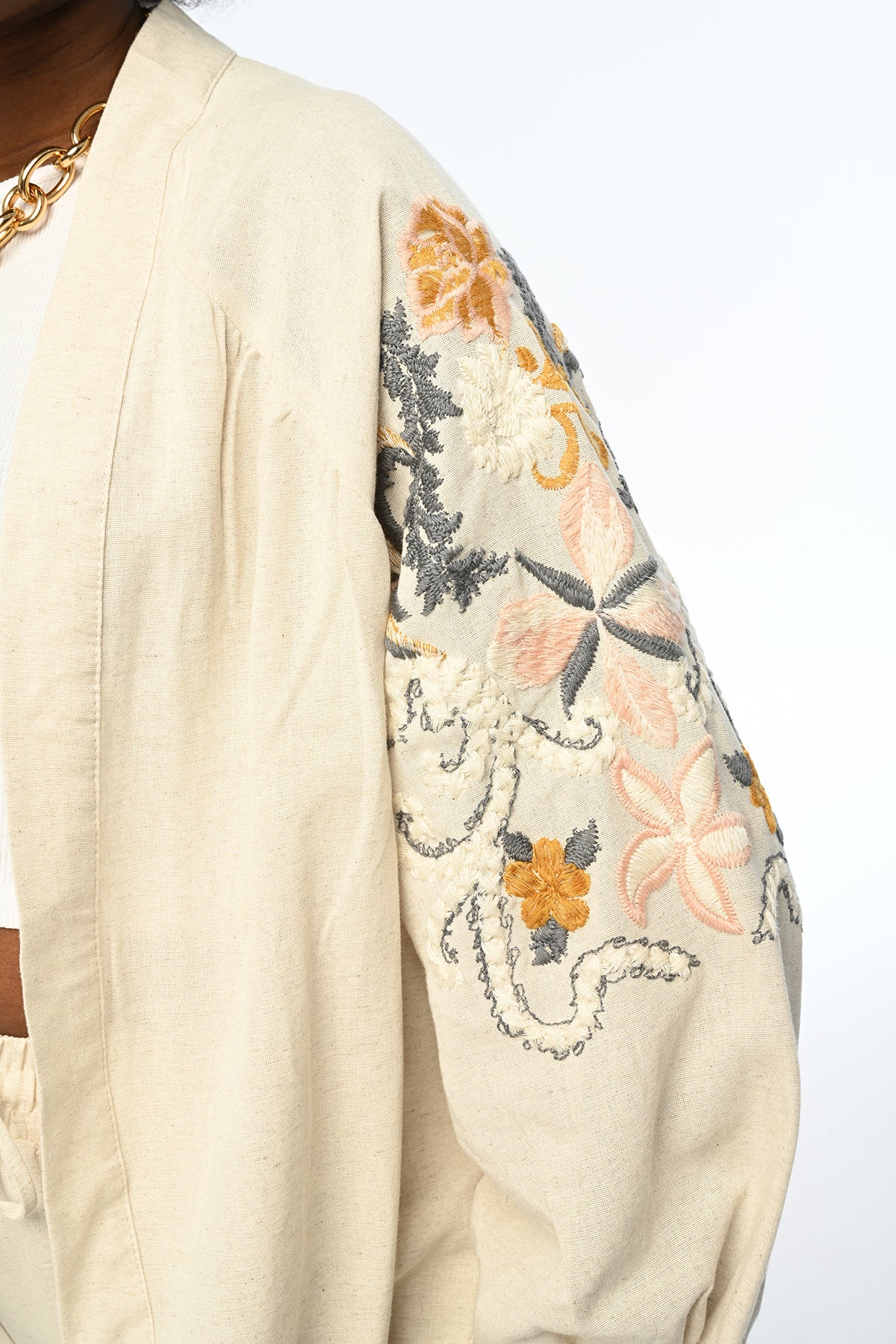 Nakış işlemeli, oversize kesim kimono. Viskon ve keten karışımı kumaştan üretilmiş, toptan satışa uygun kadın kimono modeli.