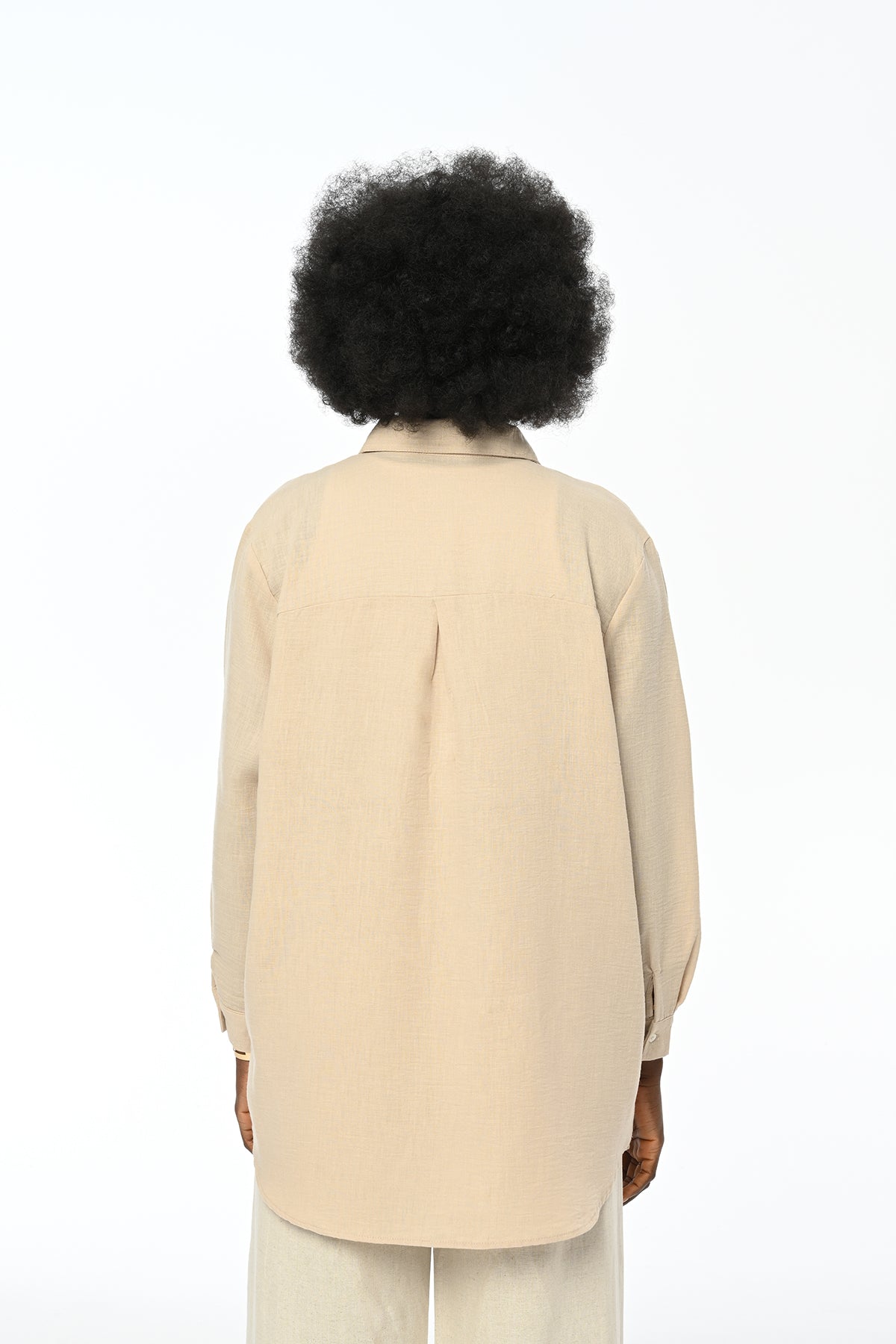 Nakış detaylı oversize kadın gömlek – %100 polyester kumaş, hafif yapılı, Türkiye üretimi.