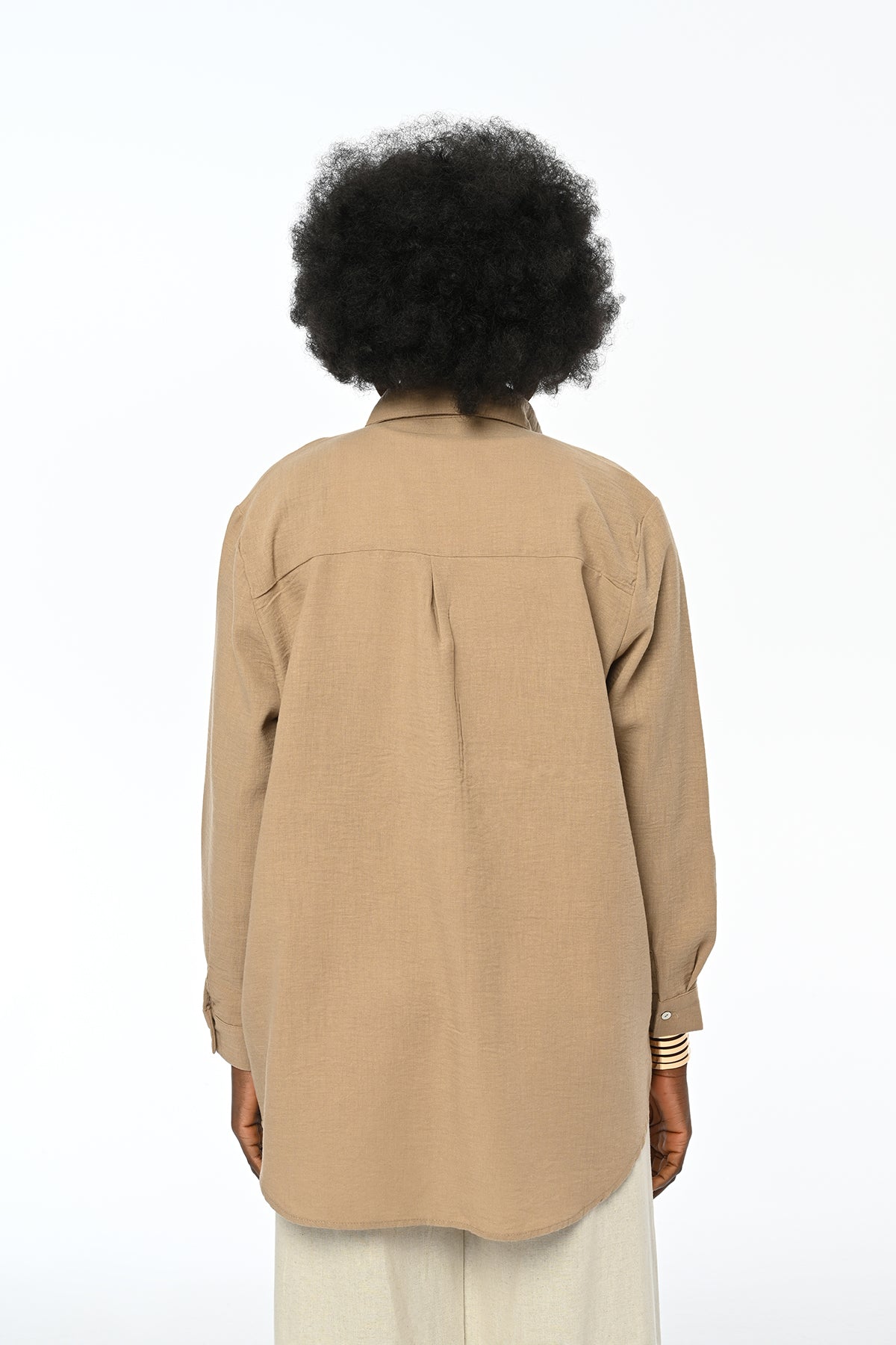 Nakış detaylı oversize kadın gömlek – %100 polyester kumaş, hafif yapılı, Türkiye üretimi.