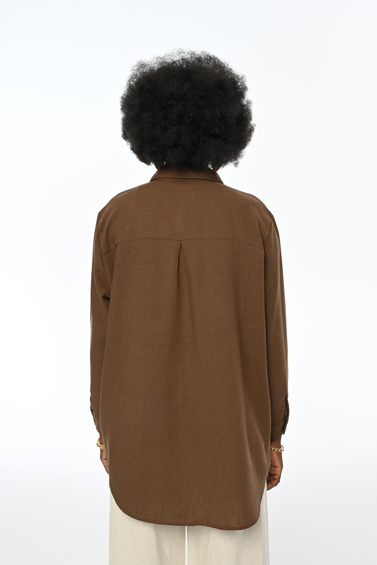 Nakış detaylı oversize kadın gömlek – %100 polyester kumaş, hafif yapılı, Türkiye üretimi.