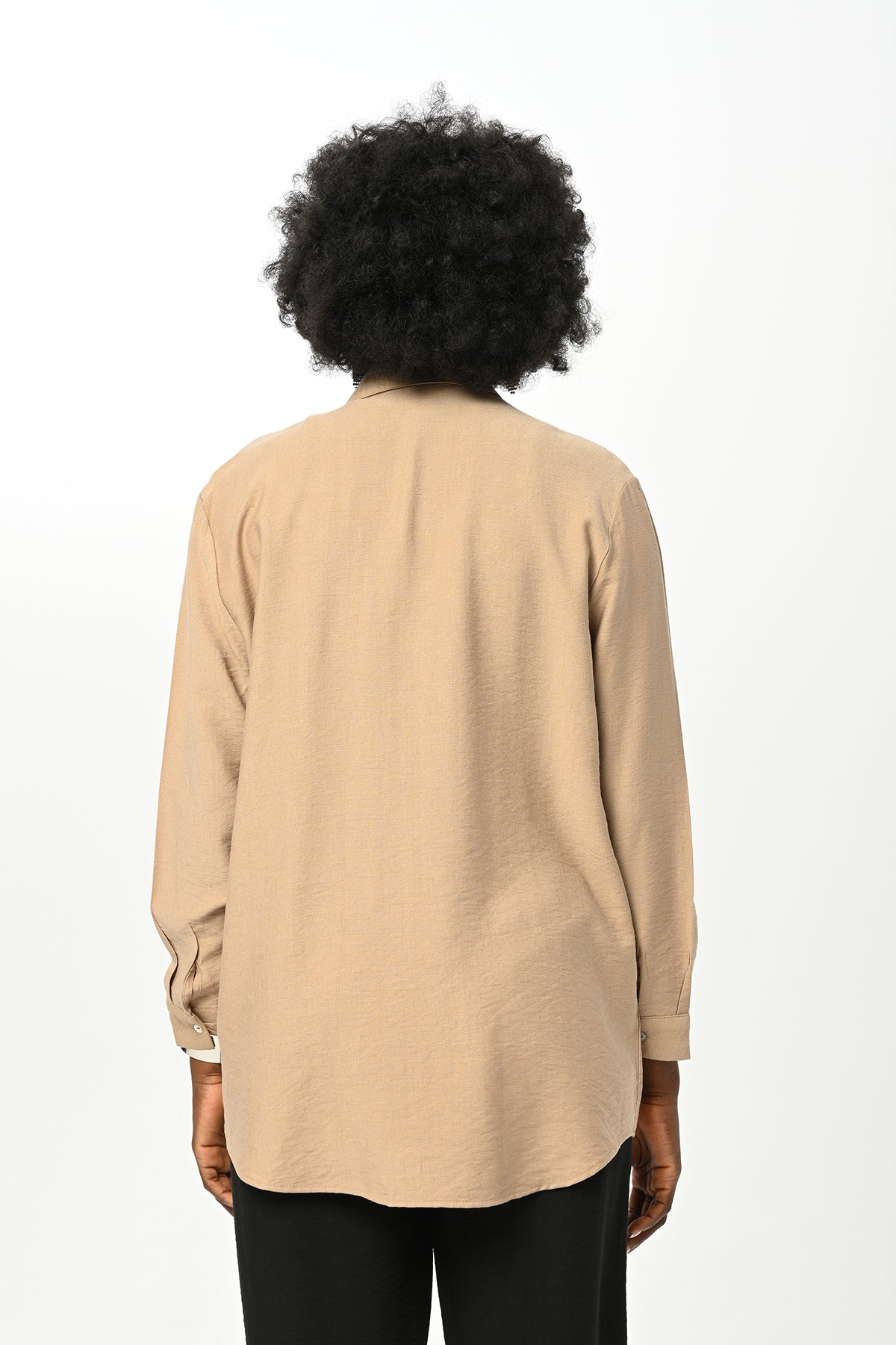 Nakış detaylı oversize kadın gömlek – %100 polyester kumaş, toptan satışa uygun şık model