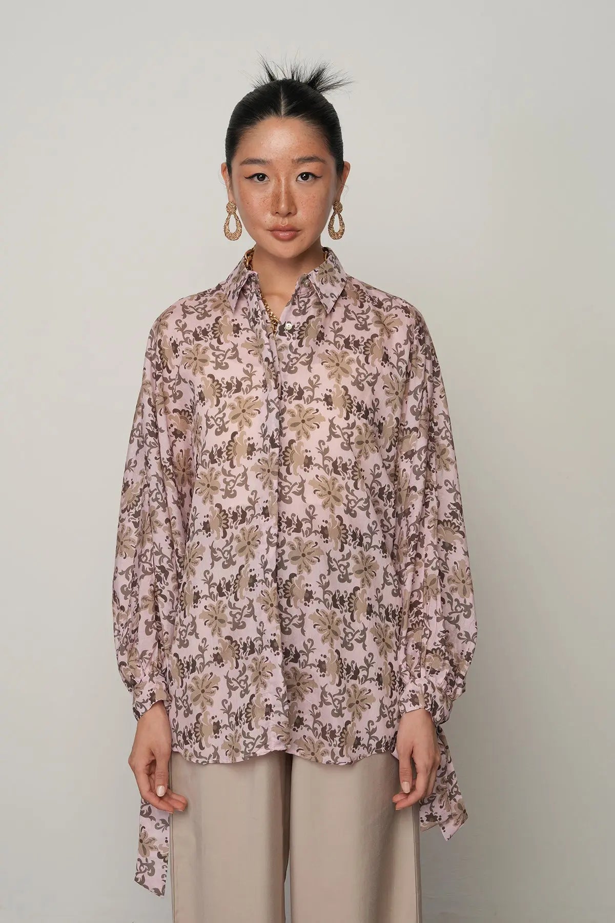 Oversize kesim, koldan bağlamalı, çiçek desenli, ince viskon kumaş gömlek. Toptan satışa uygun kadın gömlek modeli.
