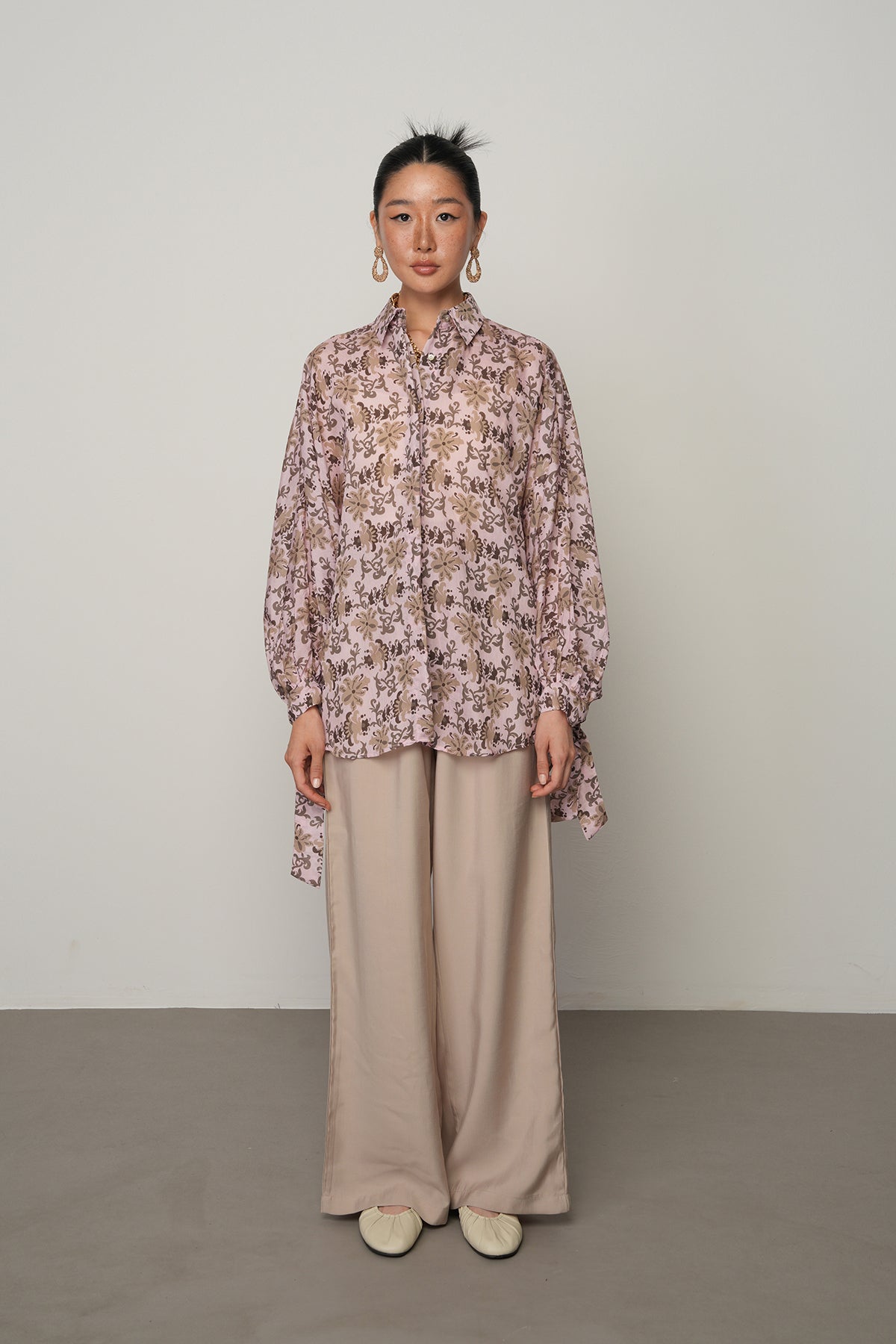 Oversize kesim, koldan bağlamalı, çiçek desenli, ince viskon kumaş gömlek. Toptan satışa uygun kadın gömlek modeli.