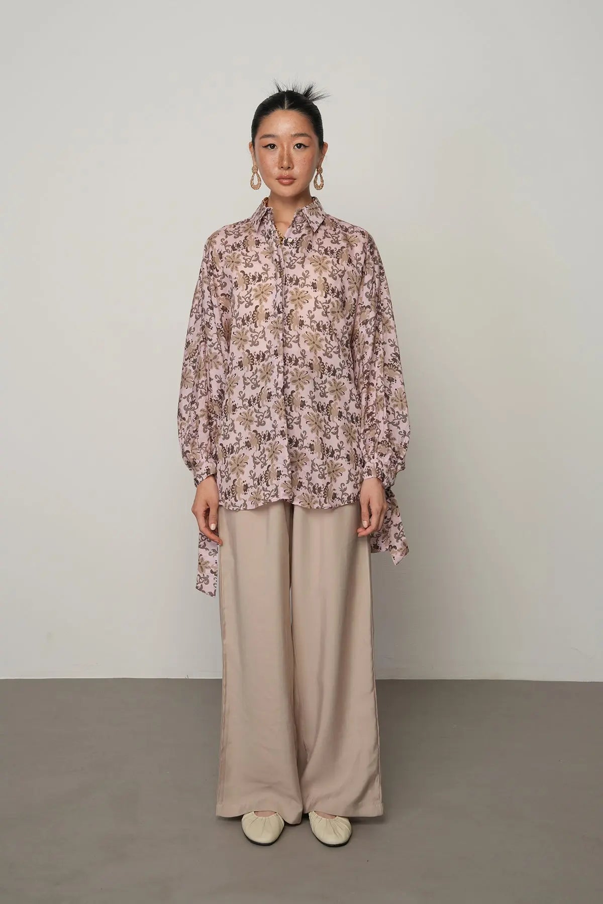 Oversize kesim, koldan bağlamalı, çiçek desenli, ince viskon kumaş gömlek. Toptan satışa uygun kadın gömlek modeli.